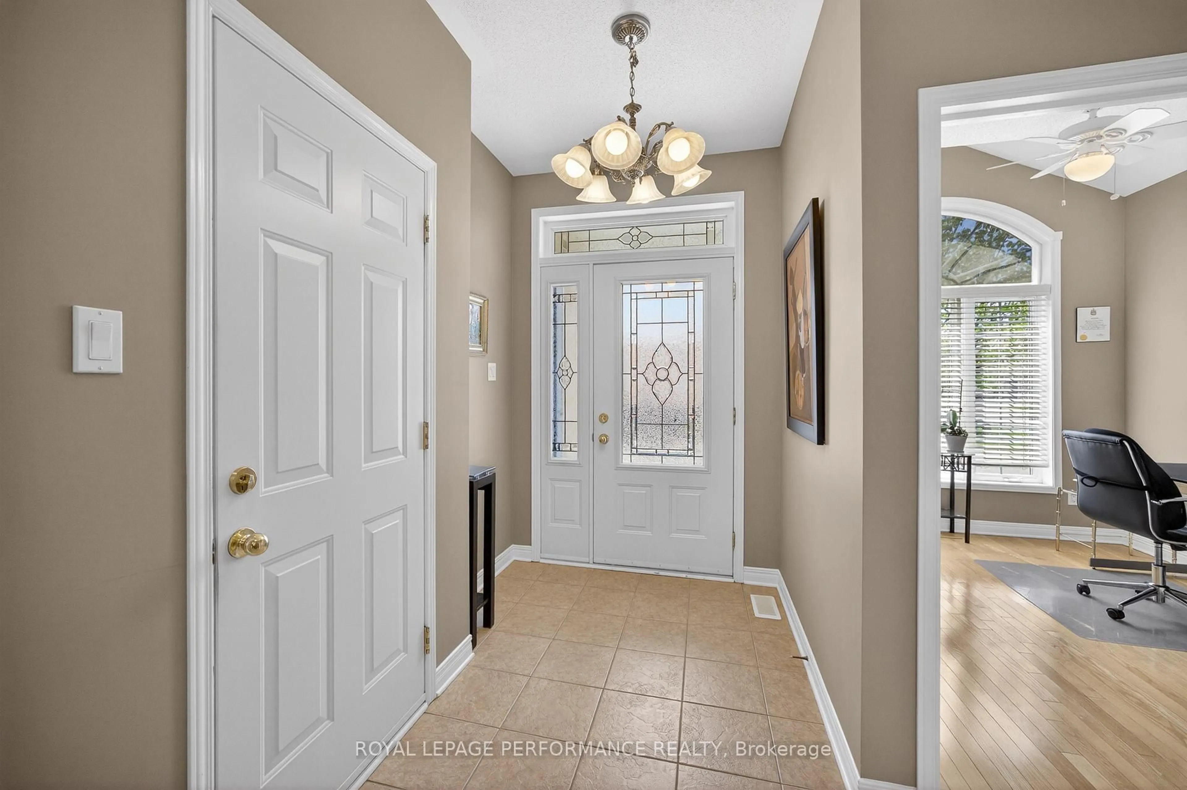 Indoor entryway for 18 Chapelier Private, Orleans Ontario K1E 3Y1