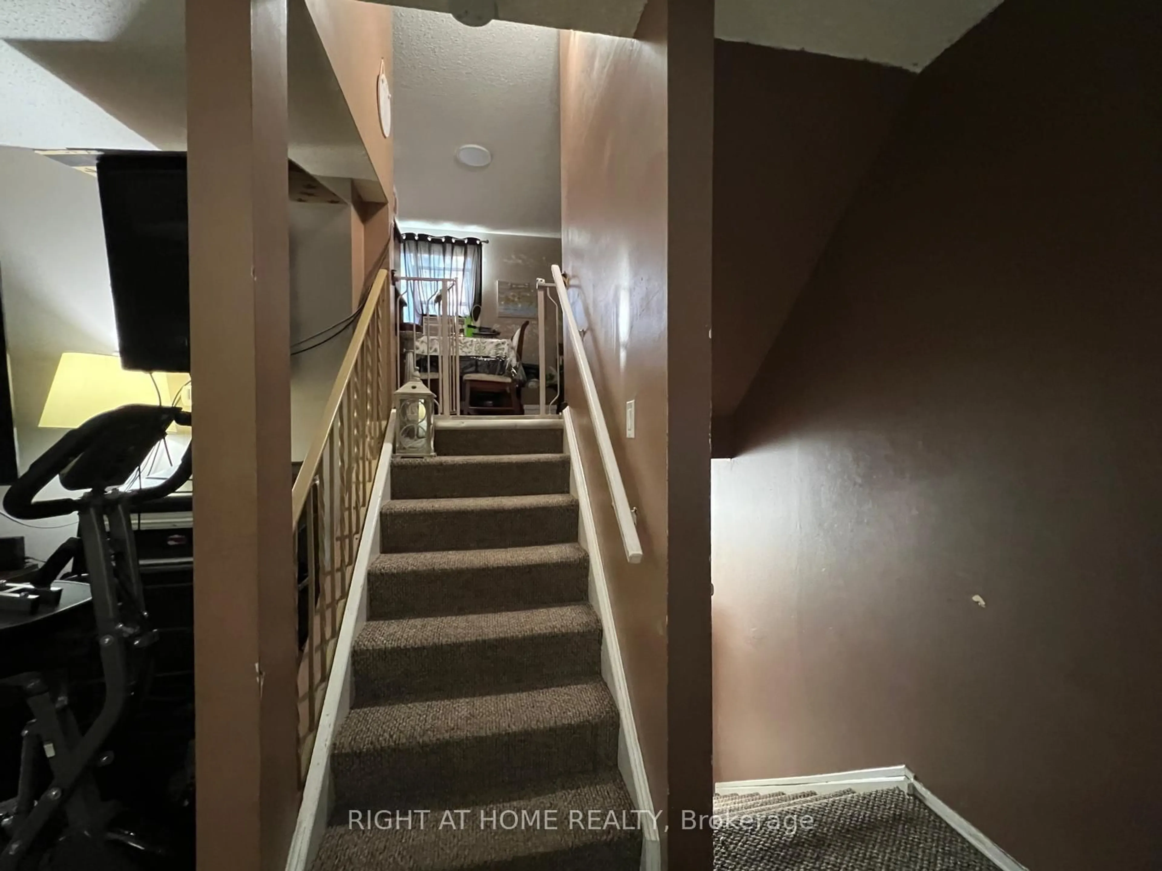 Indoor foyer for 135 Chalmers St #81, Cambridge Ontario N1R 6M2