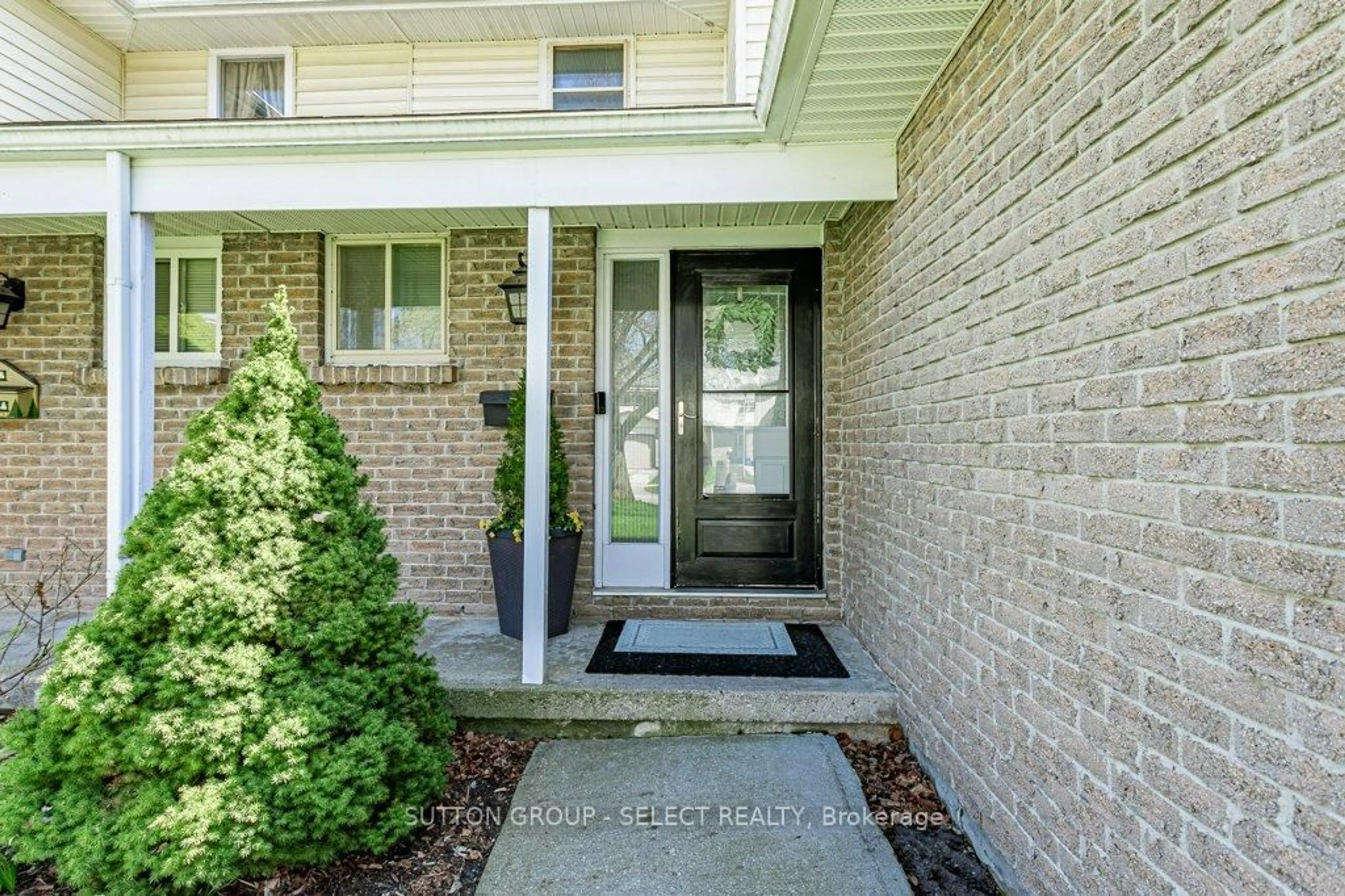 Indoor entryway for 17 ACTON Cres, London South Ontario N6E 1W6
