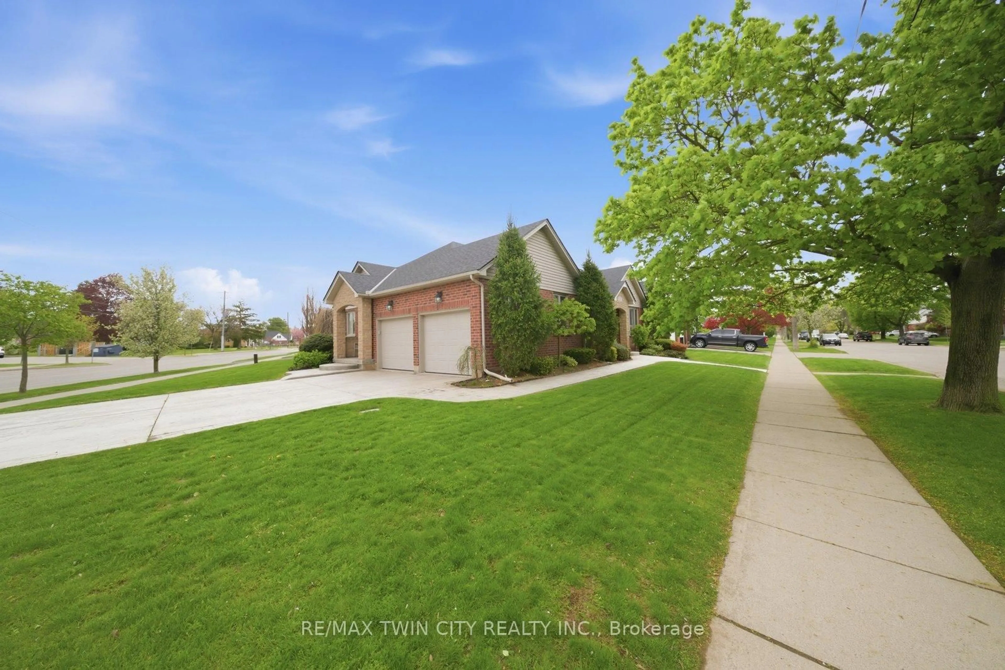 A pic from outside/outdoor area/front of a property/back of a property/a pic from drone, street for 74 Franklin St, Brantford Ontario N3R 1T4