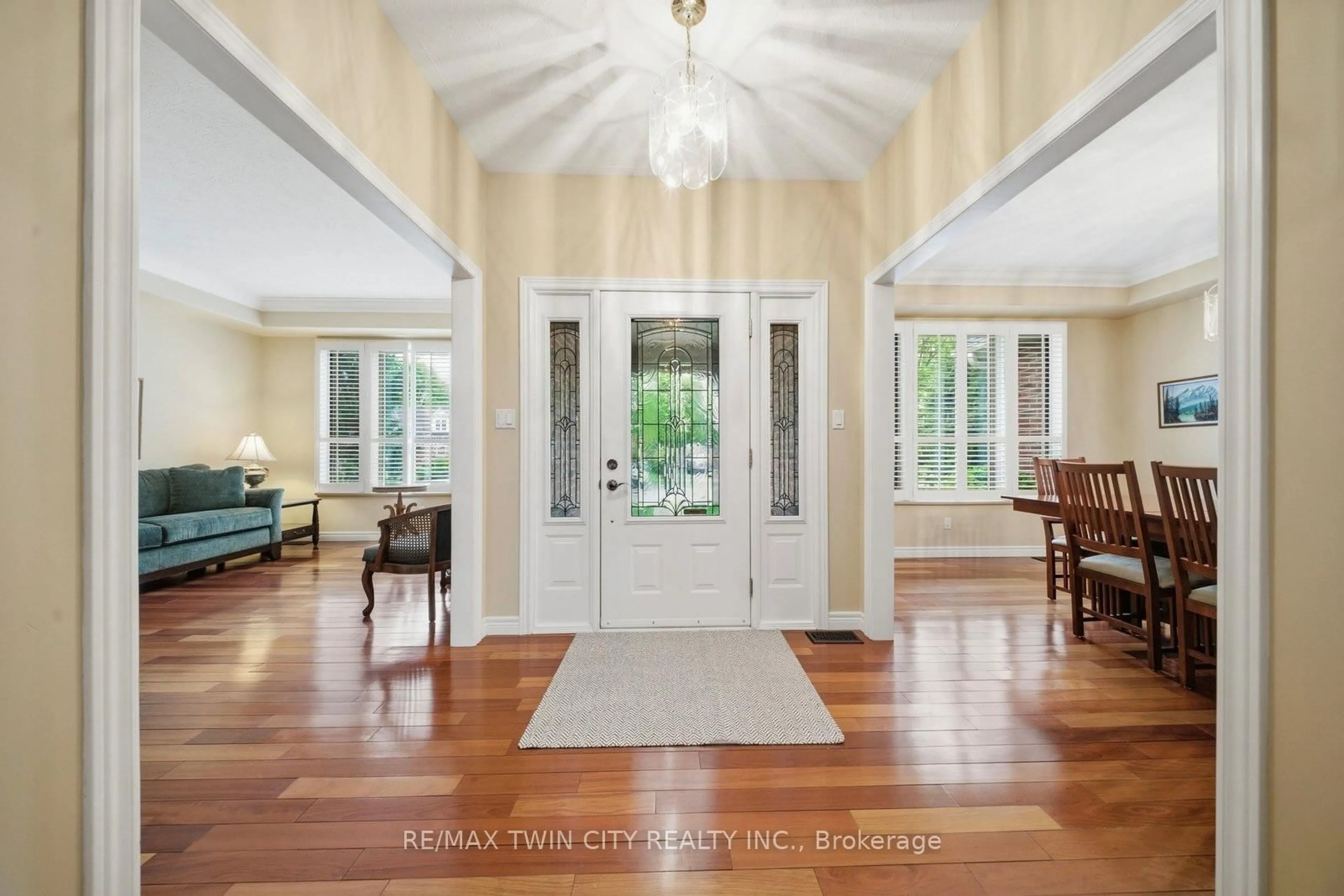 Indoor entryway for 74 Franklin St, Brantford Ontario N3R 1T4