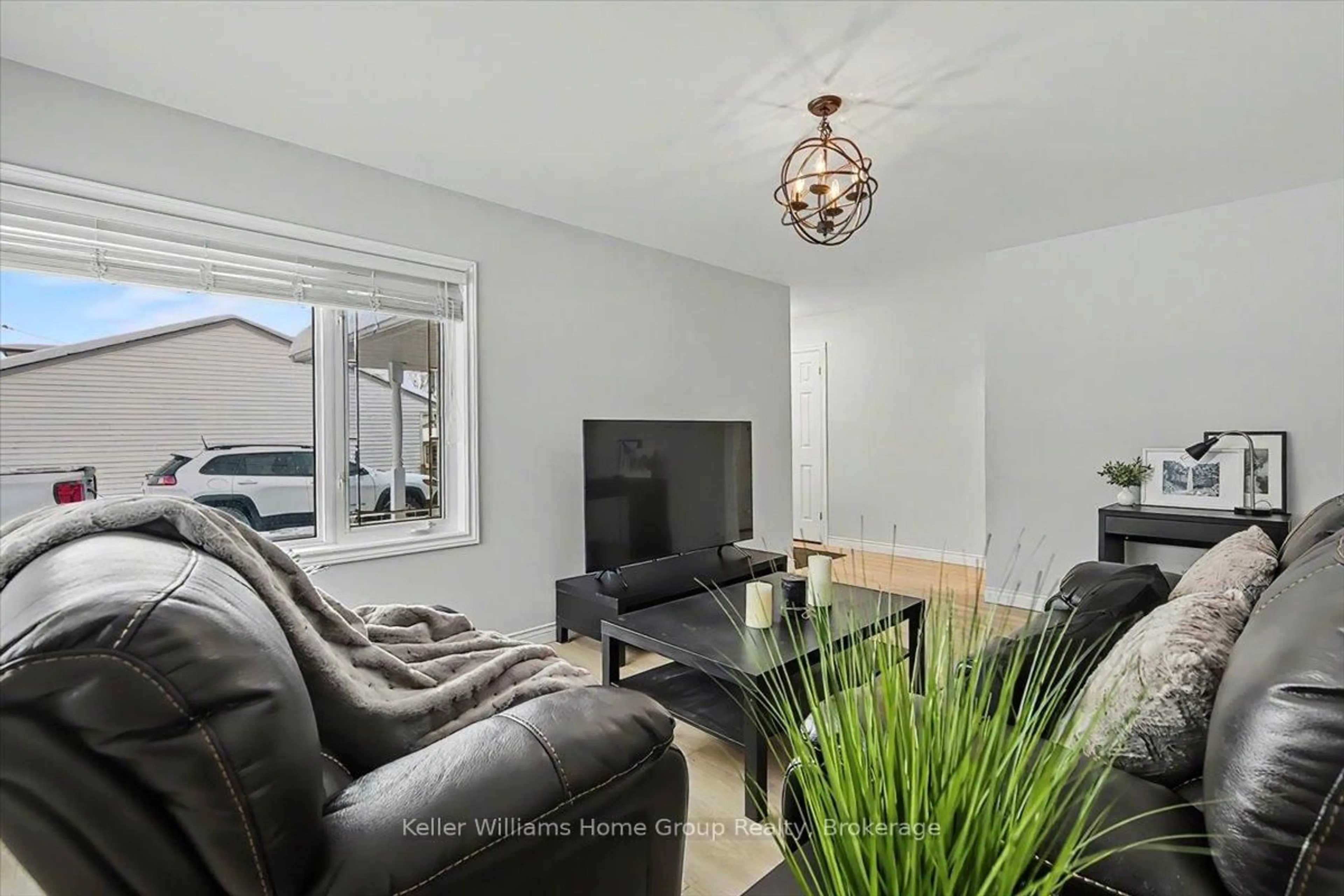 Living room with furniture, unknown for 1520 Concession Rd, Cambridge Ontario N3H 4L9