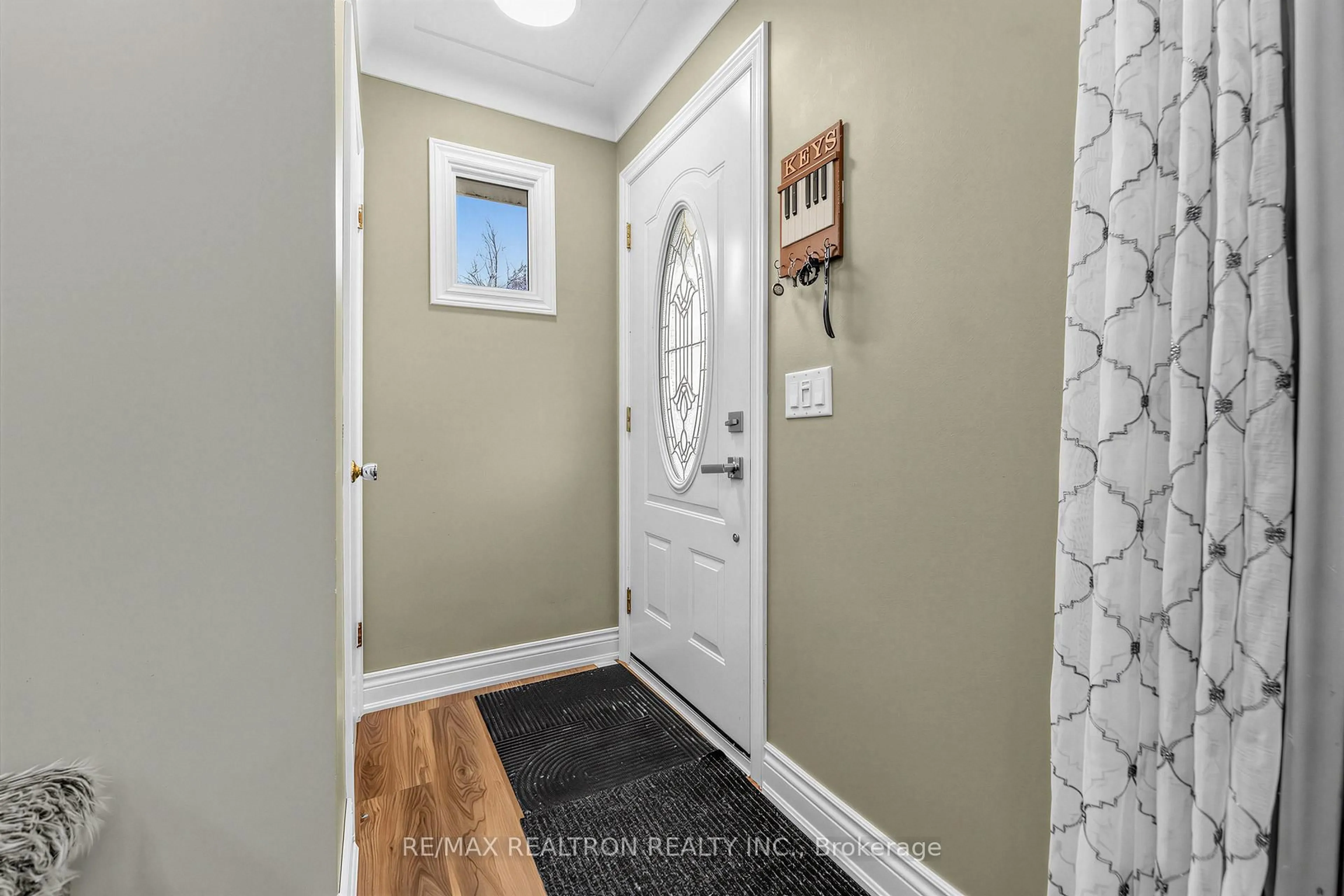 Indoor entryway for 42 Charles St, Brantford Ontario N3T 1B3
