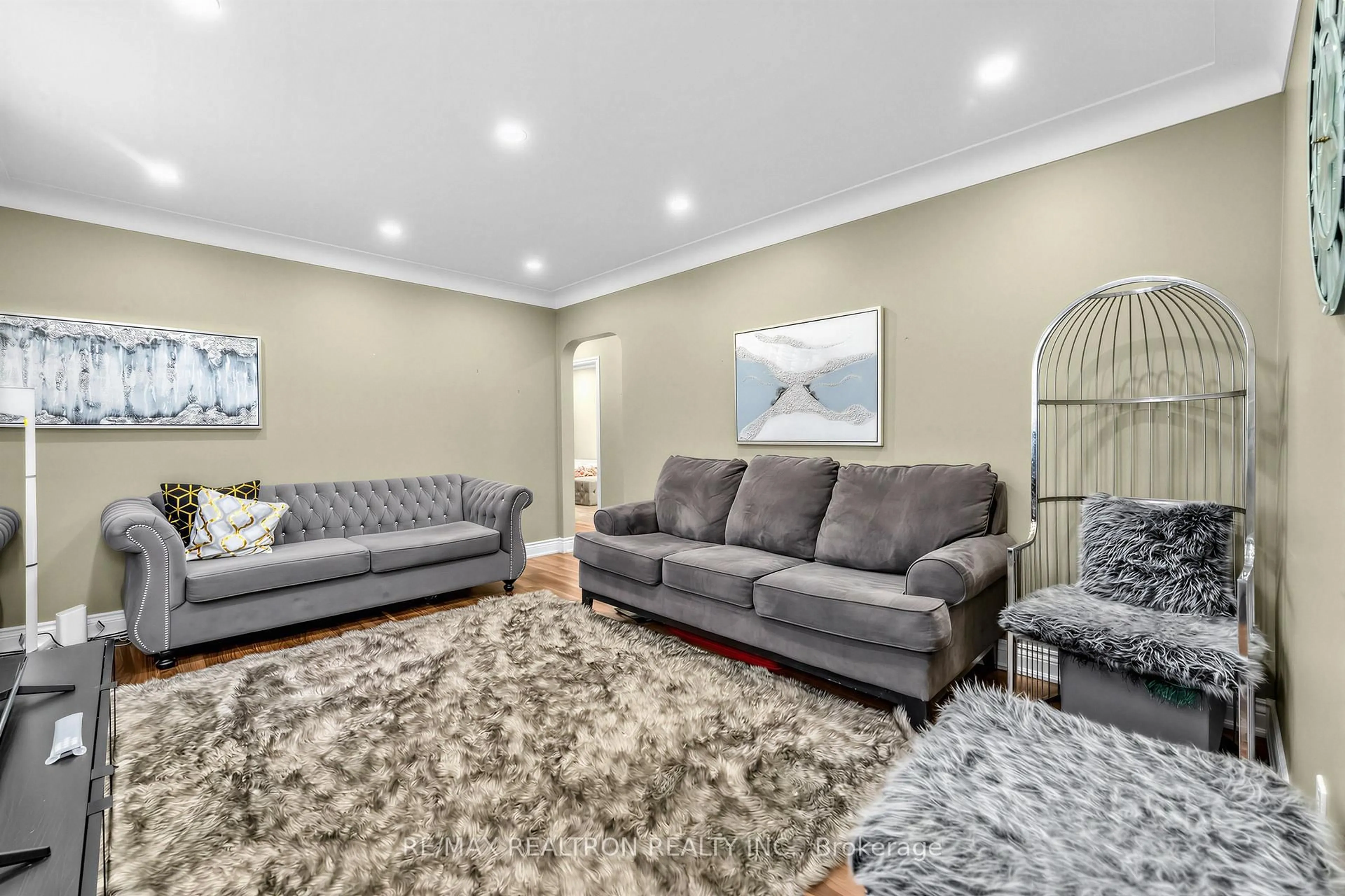 Living room with furniture, carpet floor for 42 Charles St, Brantford Ontario N3T 1B3