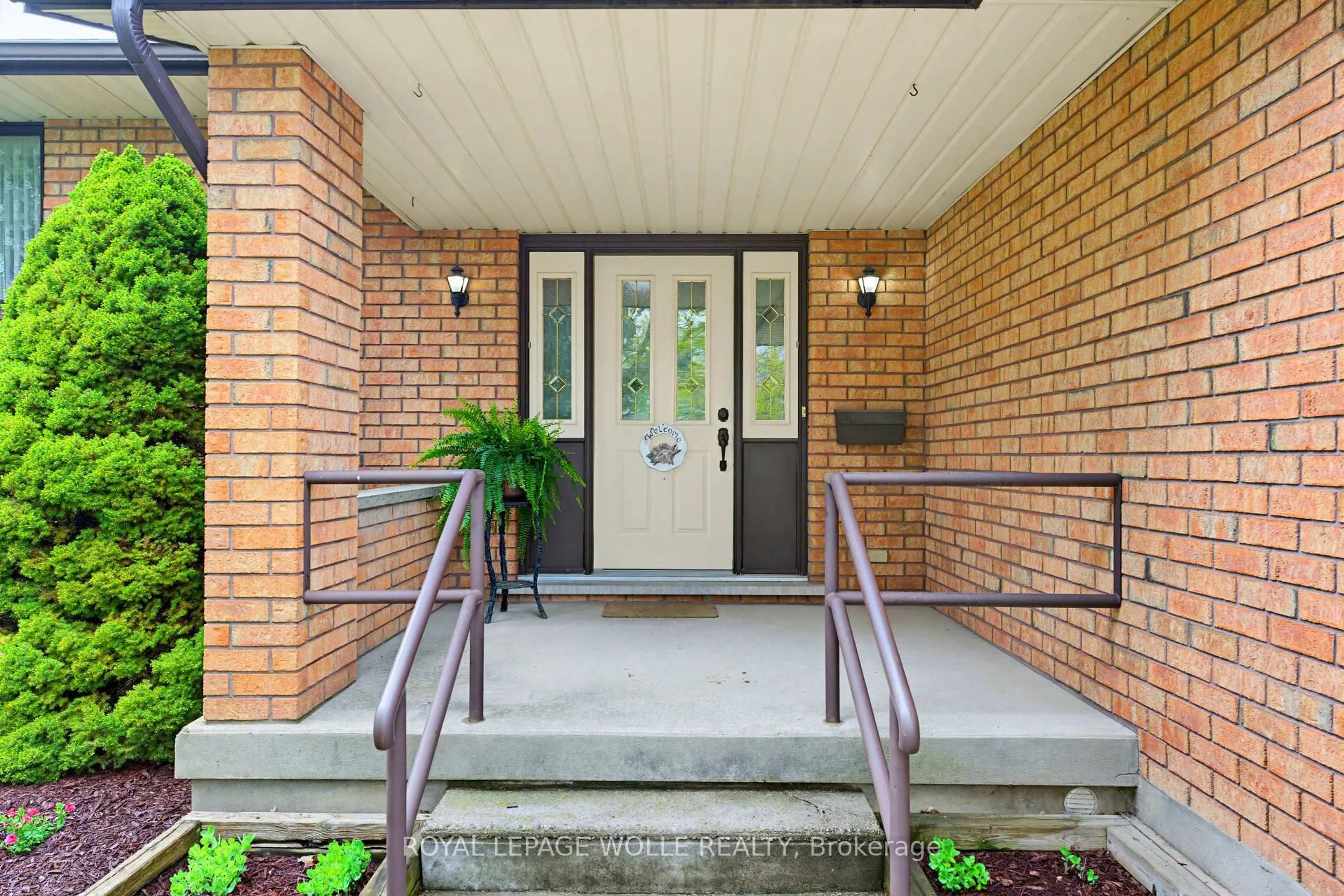 Indoor entryway for 64 Hilltop Crt, Wellesley Ontario N0B 2M1