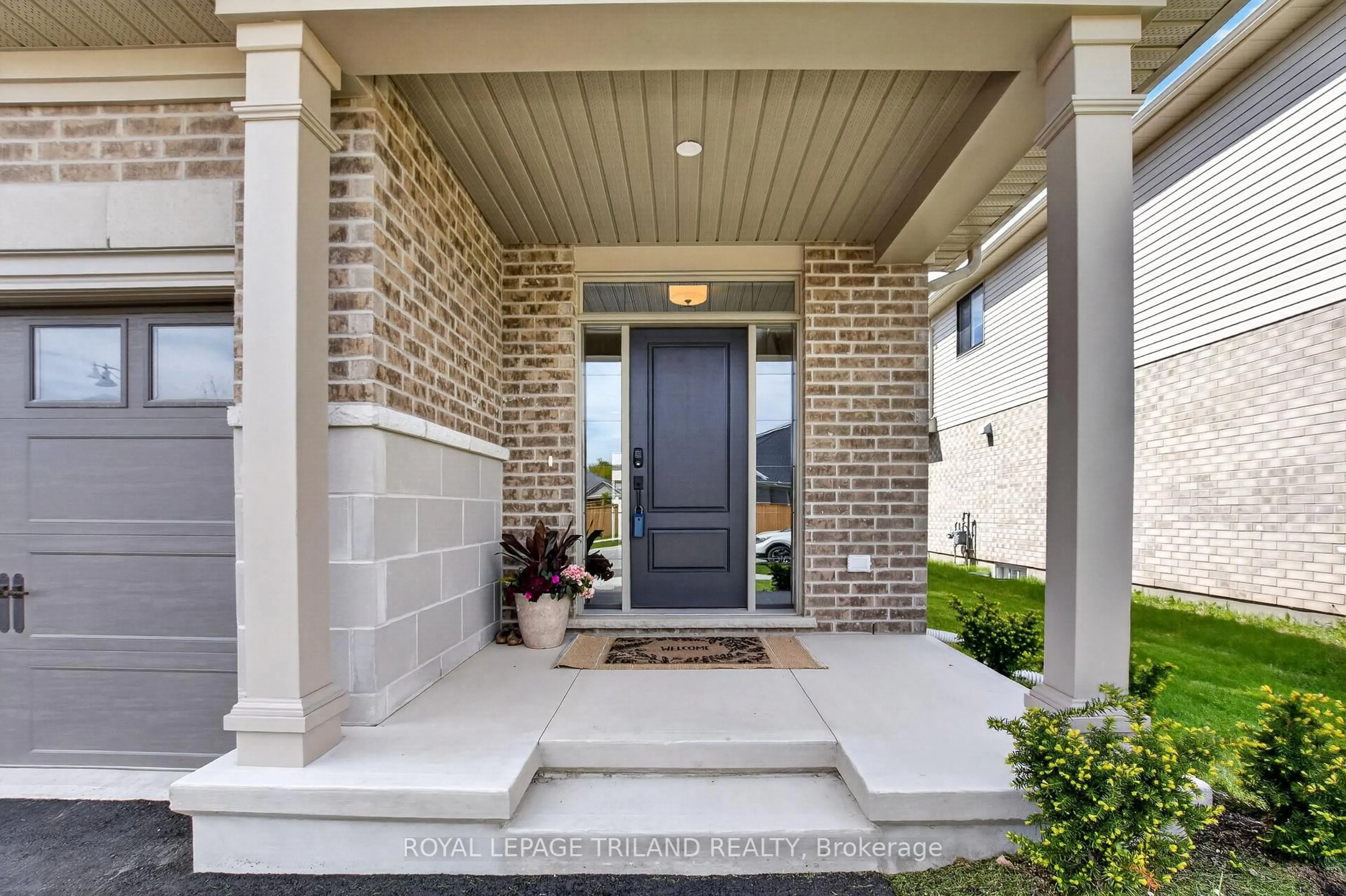 Indoor entryway for 102 Cortland Terr, St. Thomas Ontario N5R 0P8