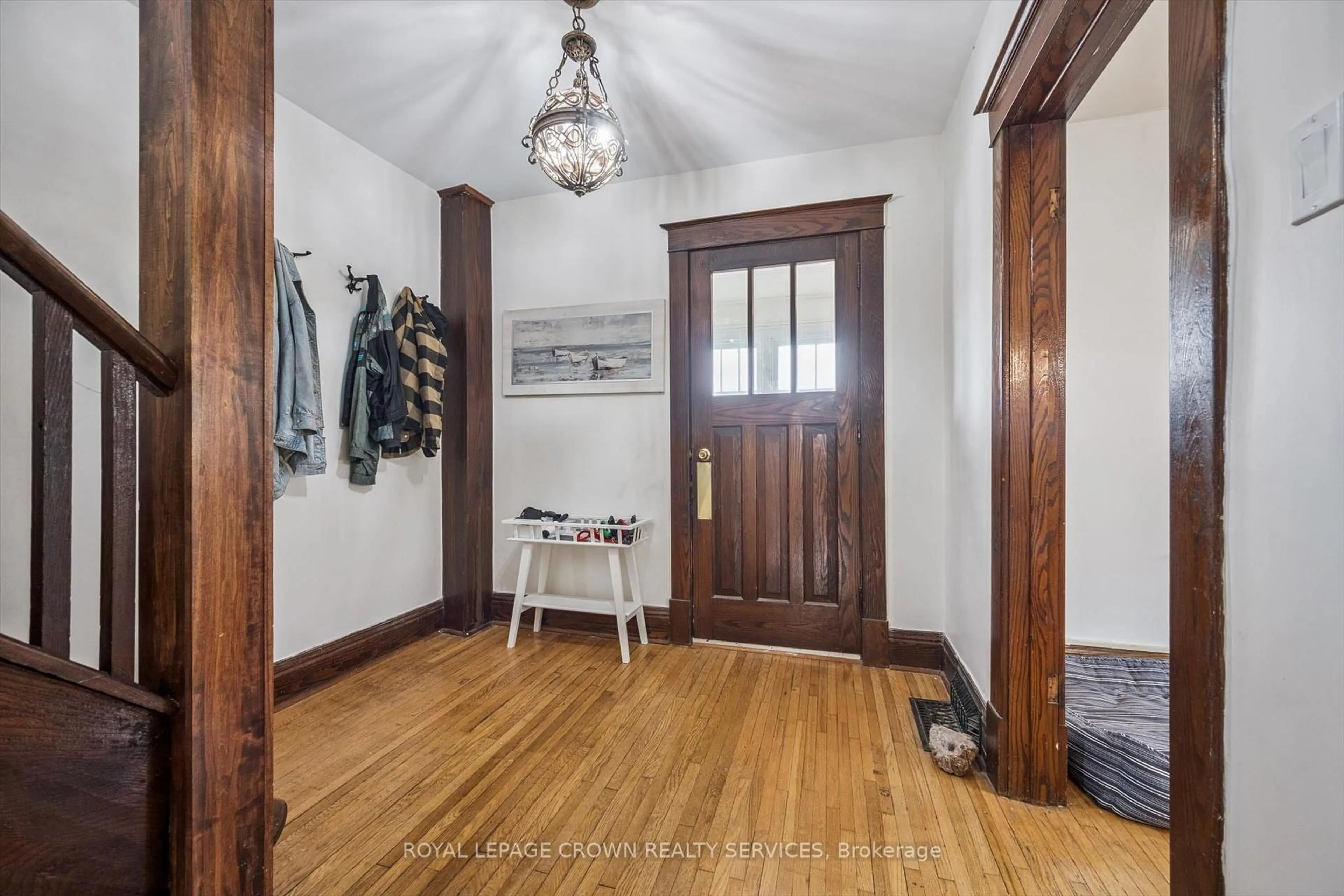 Indoor entryway for 9 Spadina Rd, Kitchener Ontario N2M 3X2