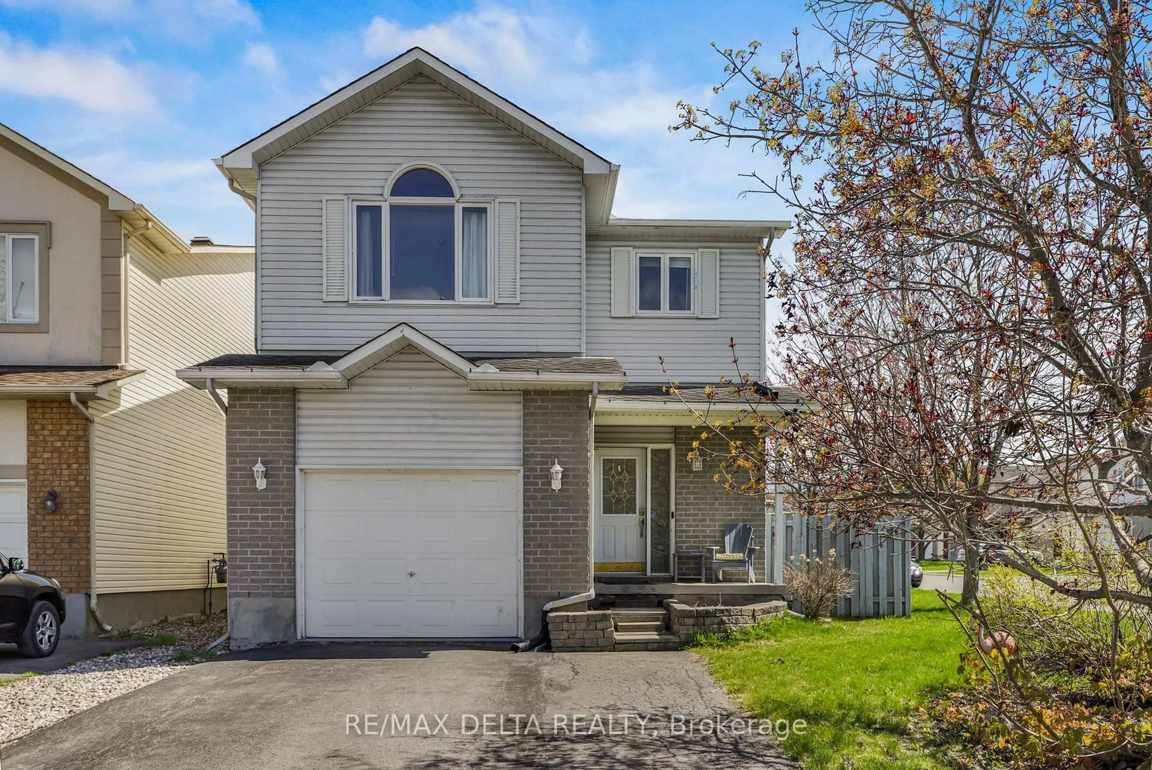 Home with vinyl exterior material, street for 2218 Cecile Cres, Clarence-Rockland Ontario K4K 1S4