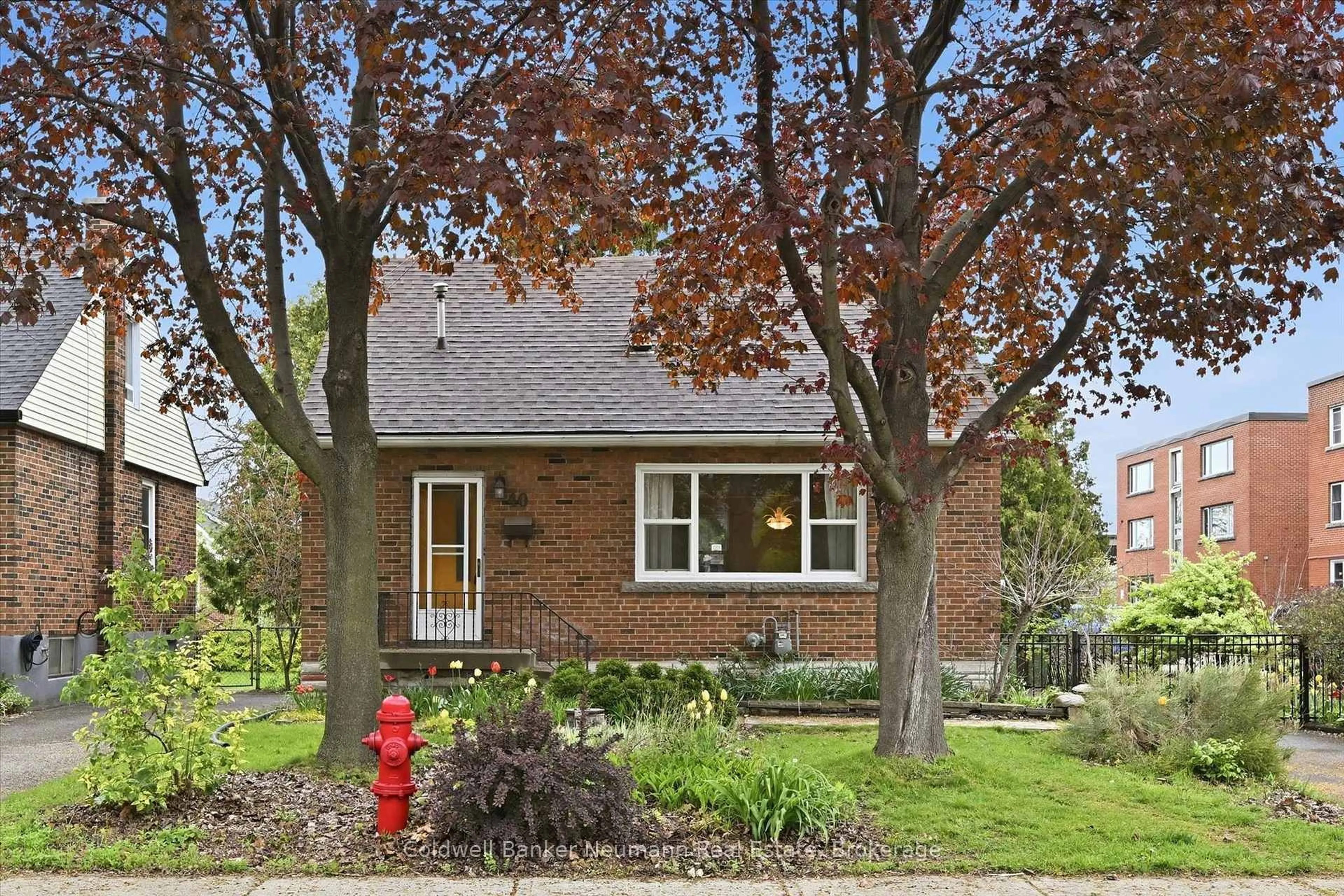 Home with brick exterior material, street for 40 East 35th St, Hamilton Ontario L8V 3X8