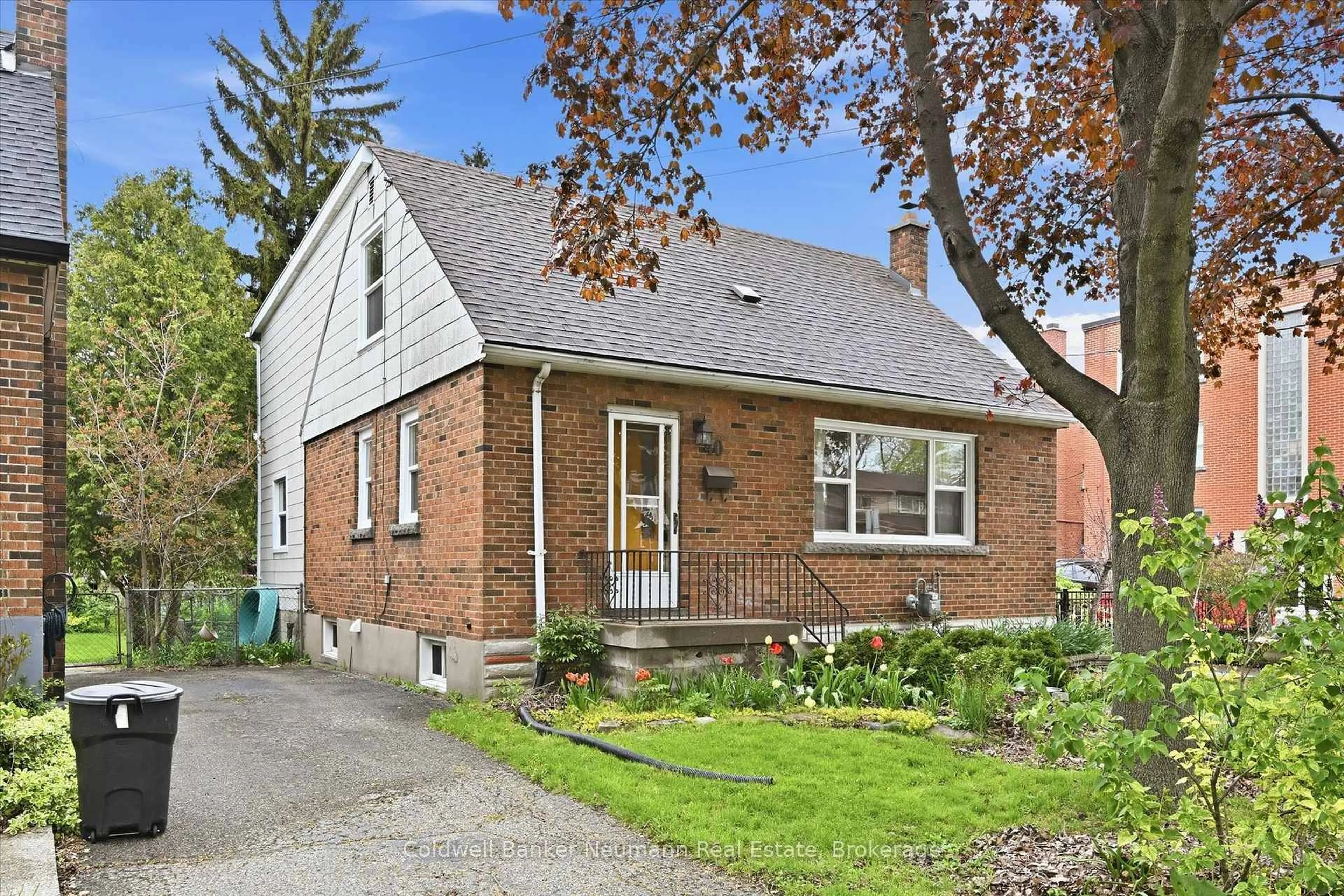 Home with brick exterior material, street for 40 East 35th St, Hamilton Ontario L8V 3X8