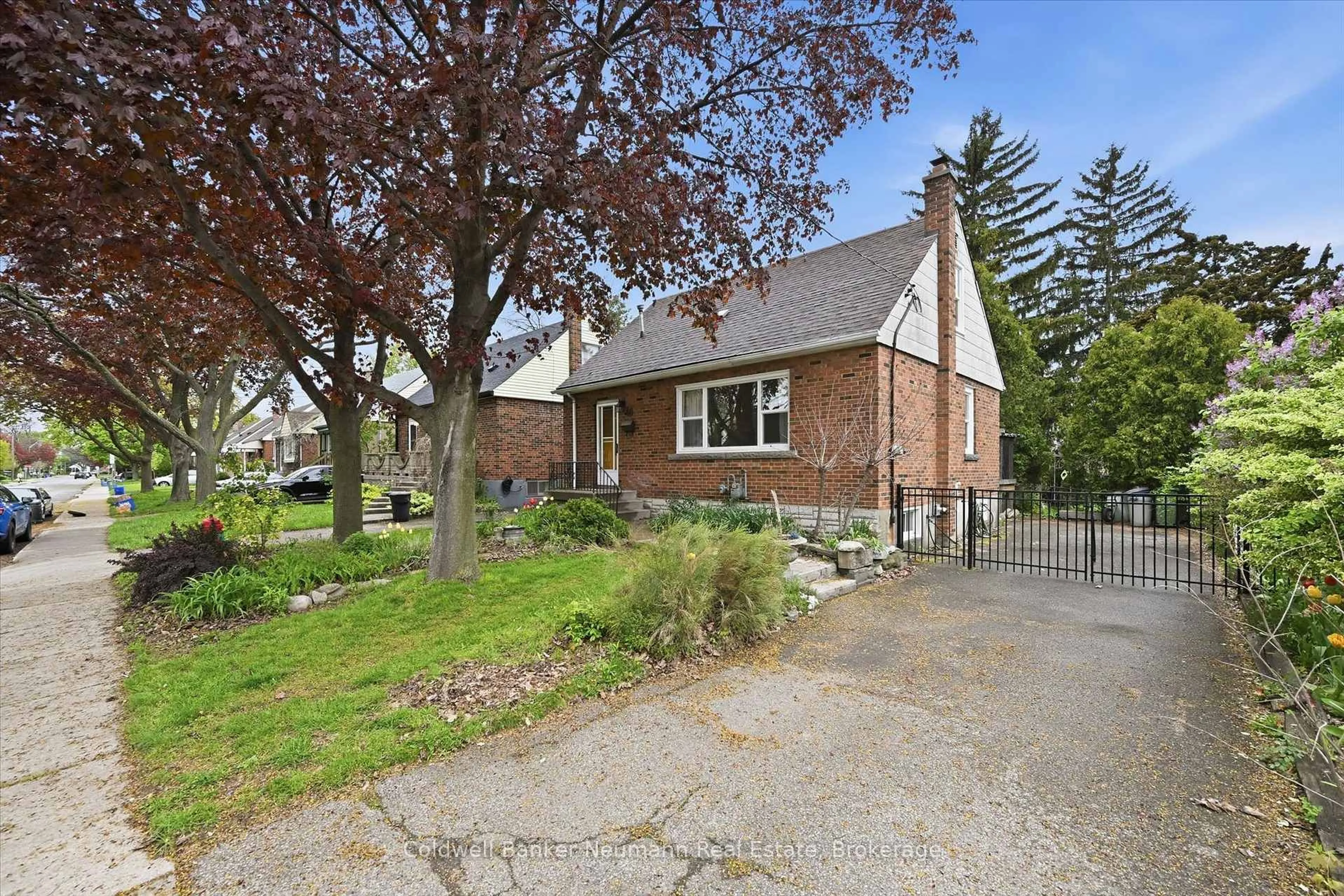 Home with brick exterior material, street for 40 East 35th St, Hamilton Ontario L8V 3X8