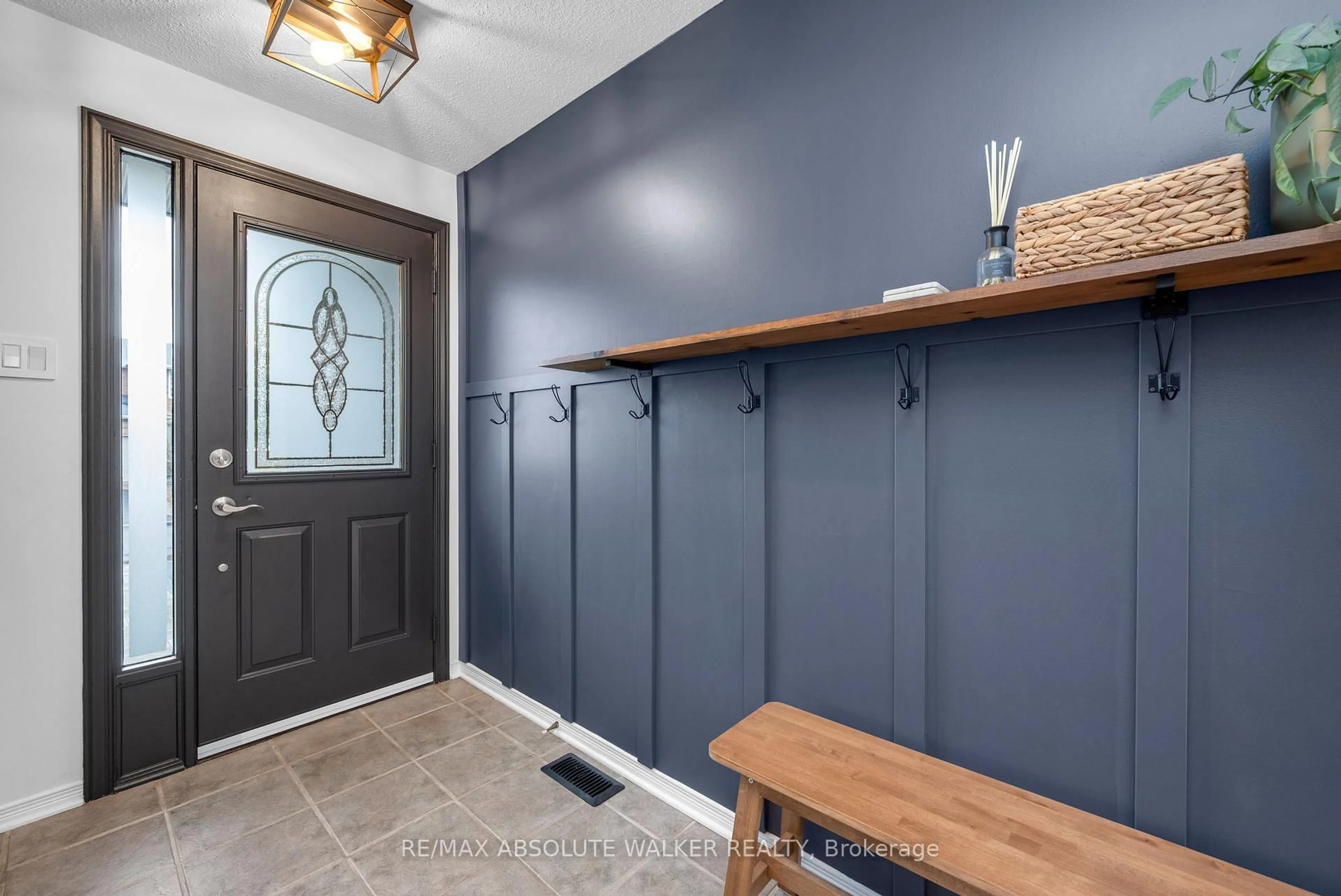 Indoor entryway for 726 Thicket Way, Orleans Ontario K4A 3B6