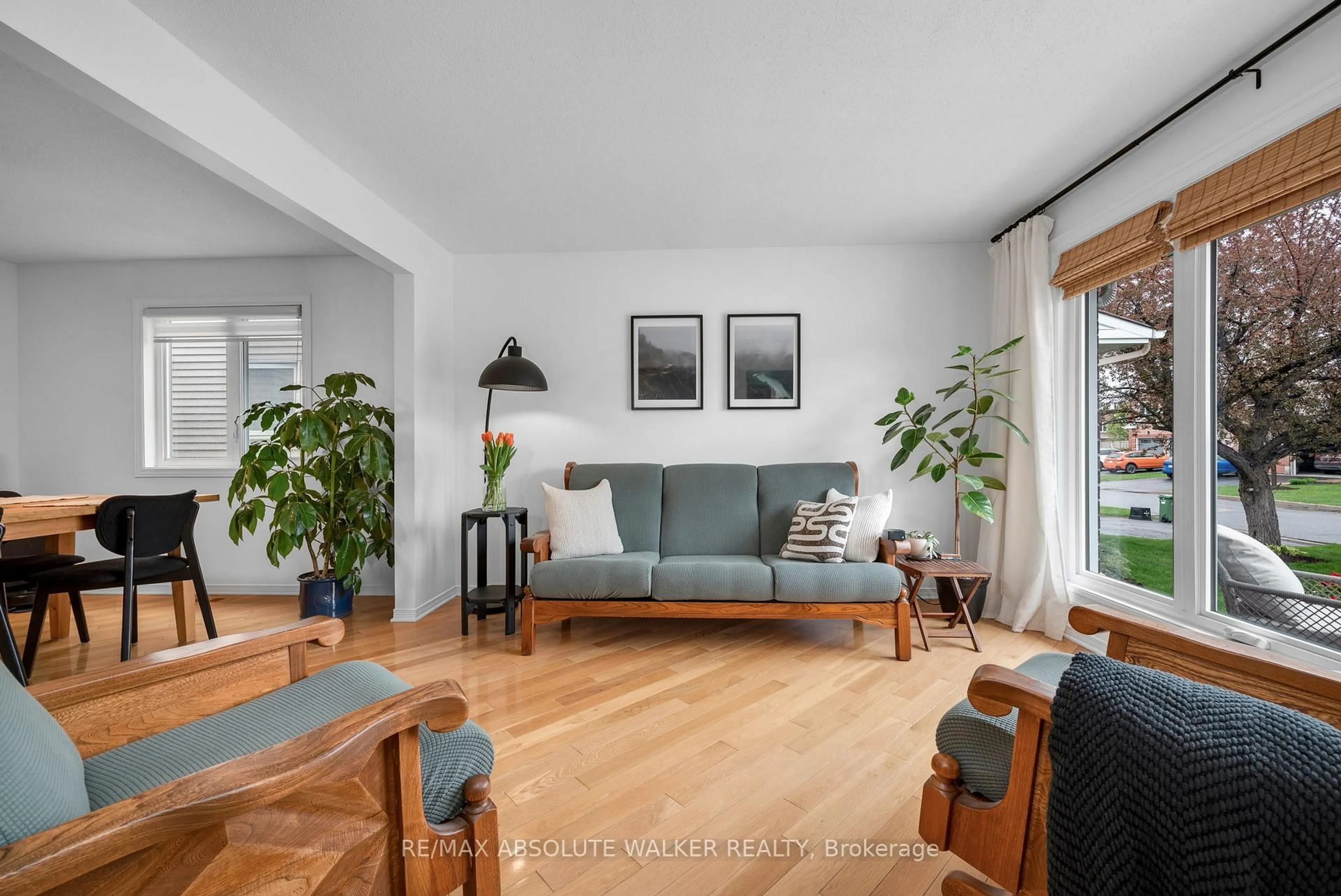 Living room with furniture, unknown for 726 Thicket Way, Orleans Ontario K4A 3B6