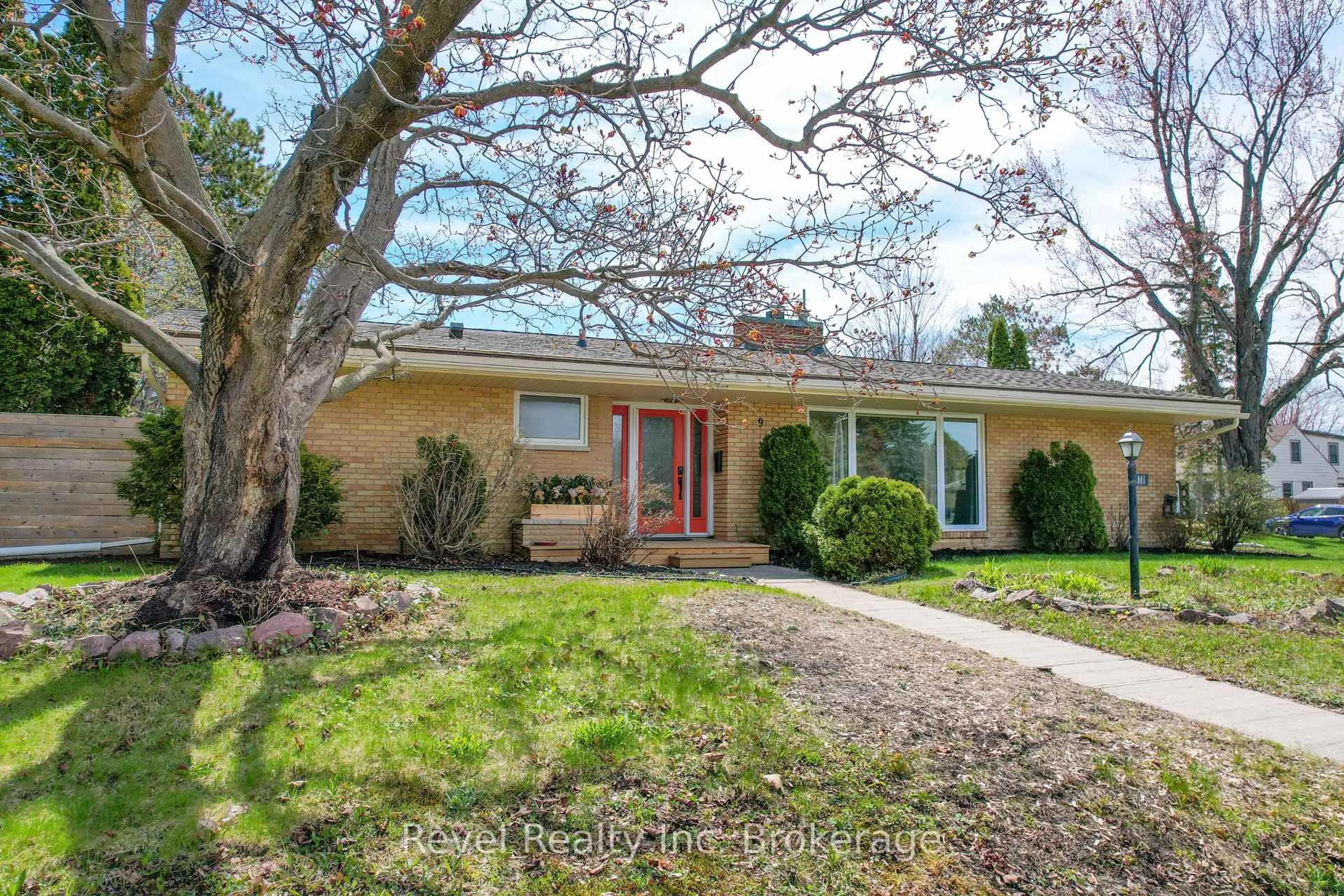 Unknown for 905 Pinewood Rd, North Bay Ontario P1B 4P2
