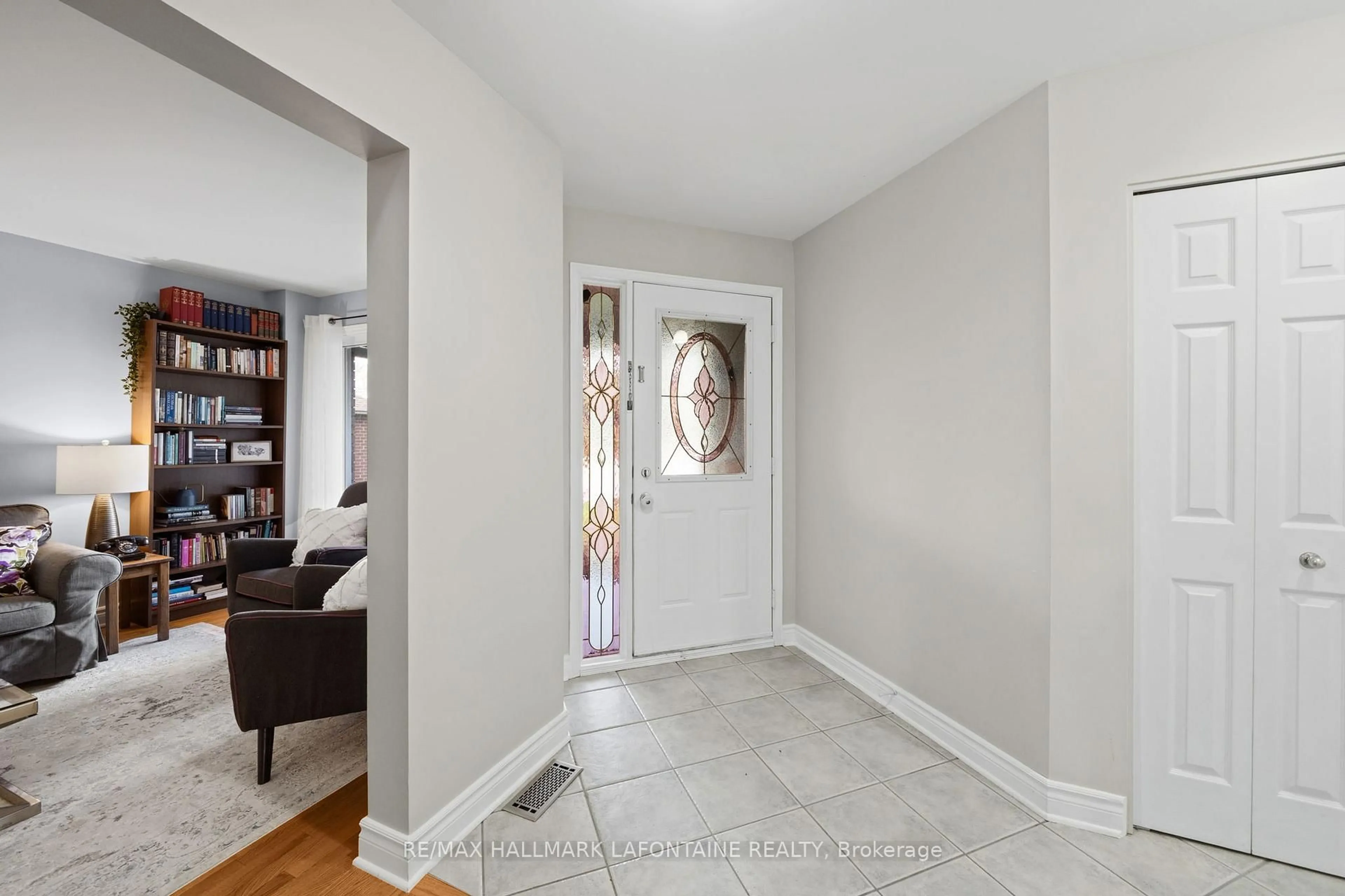 Indoor entryway for 867 Clearcrest Cres, Ottawa Ontario K4A 3G1