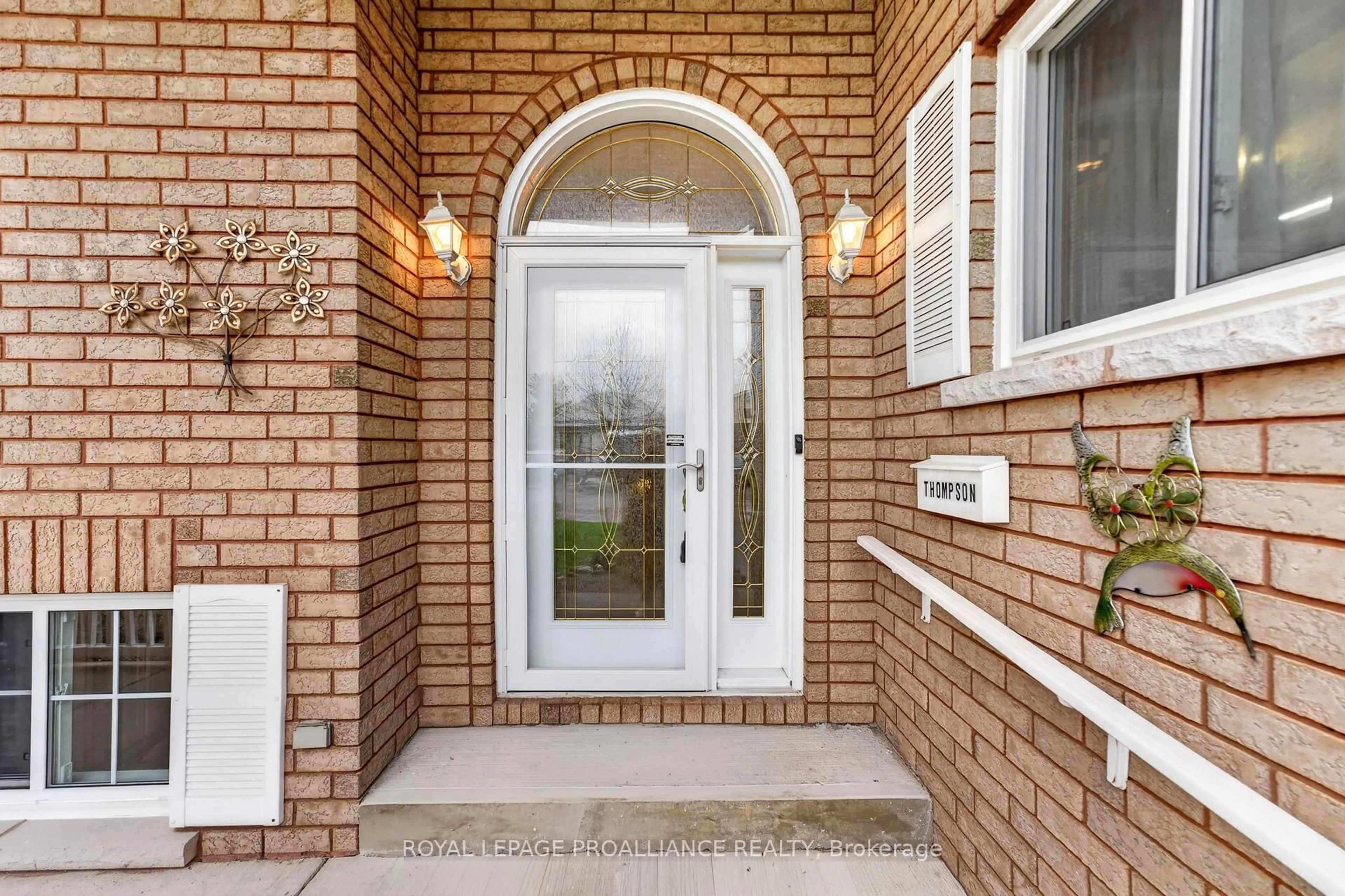 Indoor entryway for 18 South Murray St, Quinte West Ontario K8V 1Y3