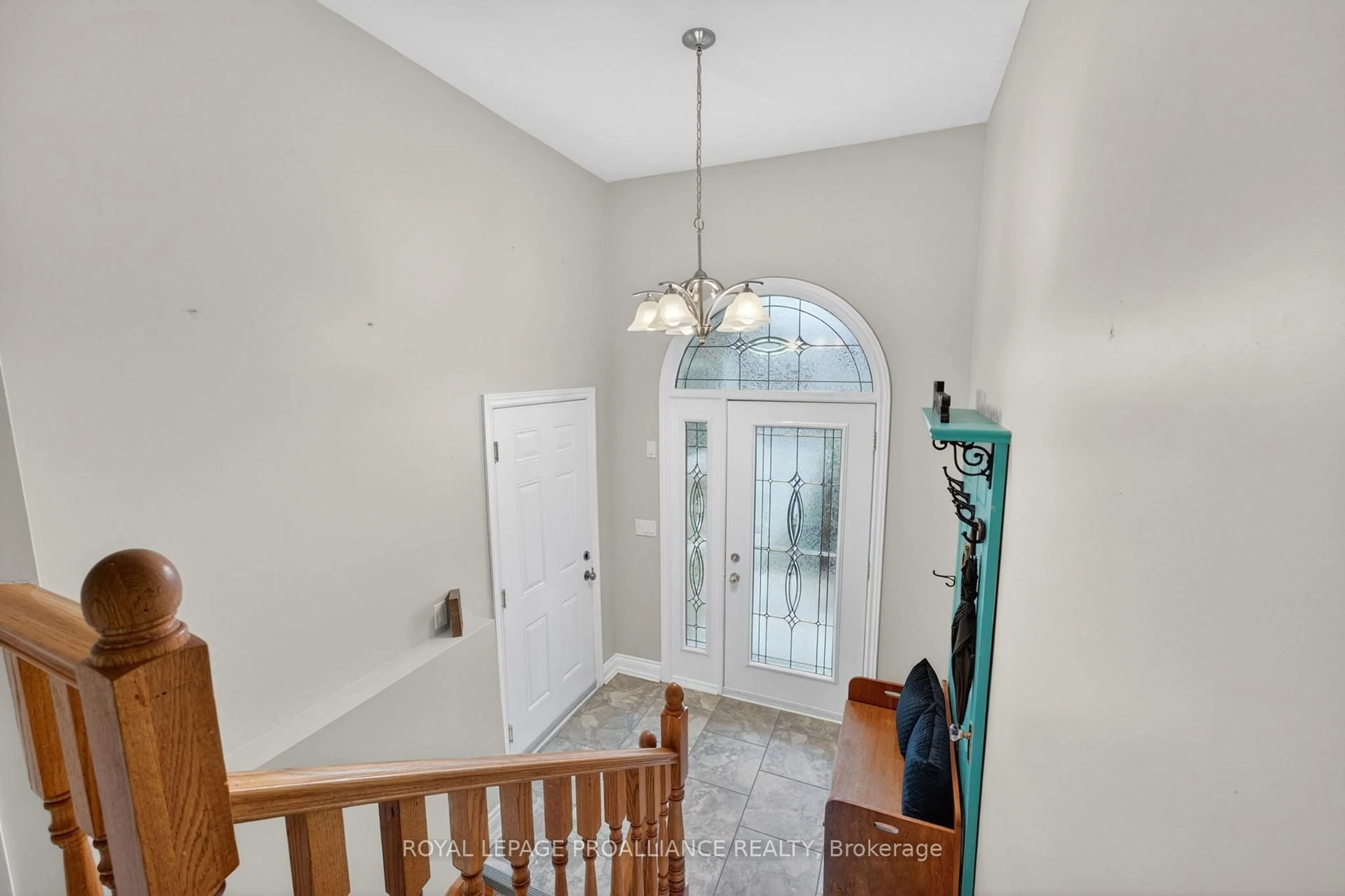 Indoor entryway for 18 South Murray St, Quinte West Ontario K8V 1Y3