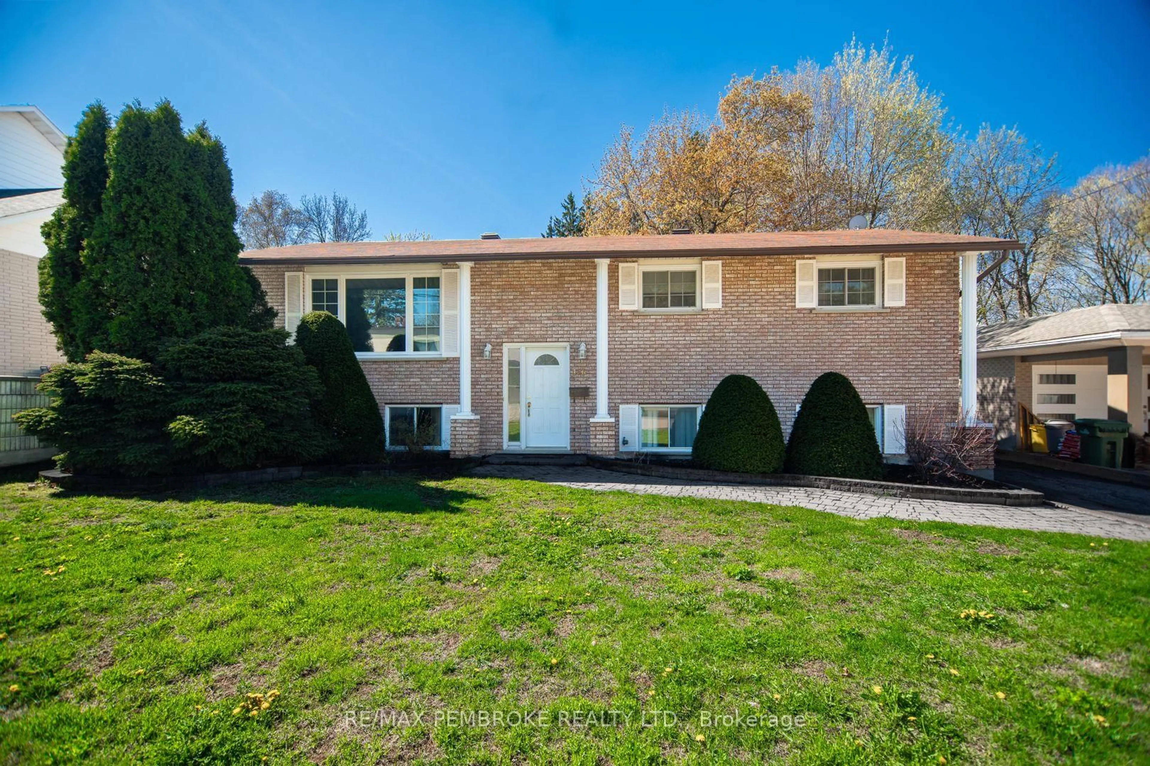 Home with vinyl exterior material, street for 486 Irving St, Pembroke Ontario K8A 2T4