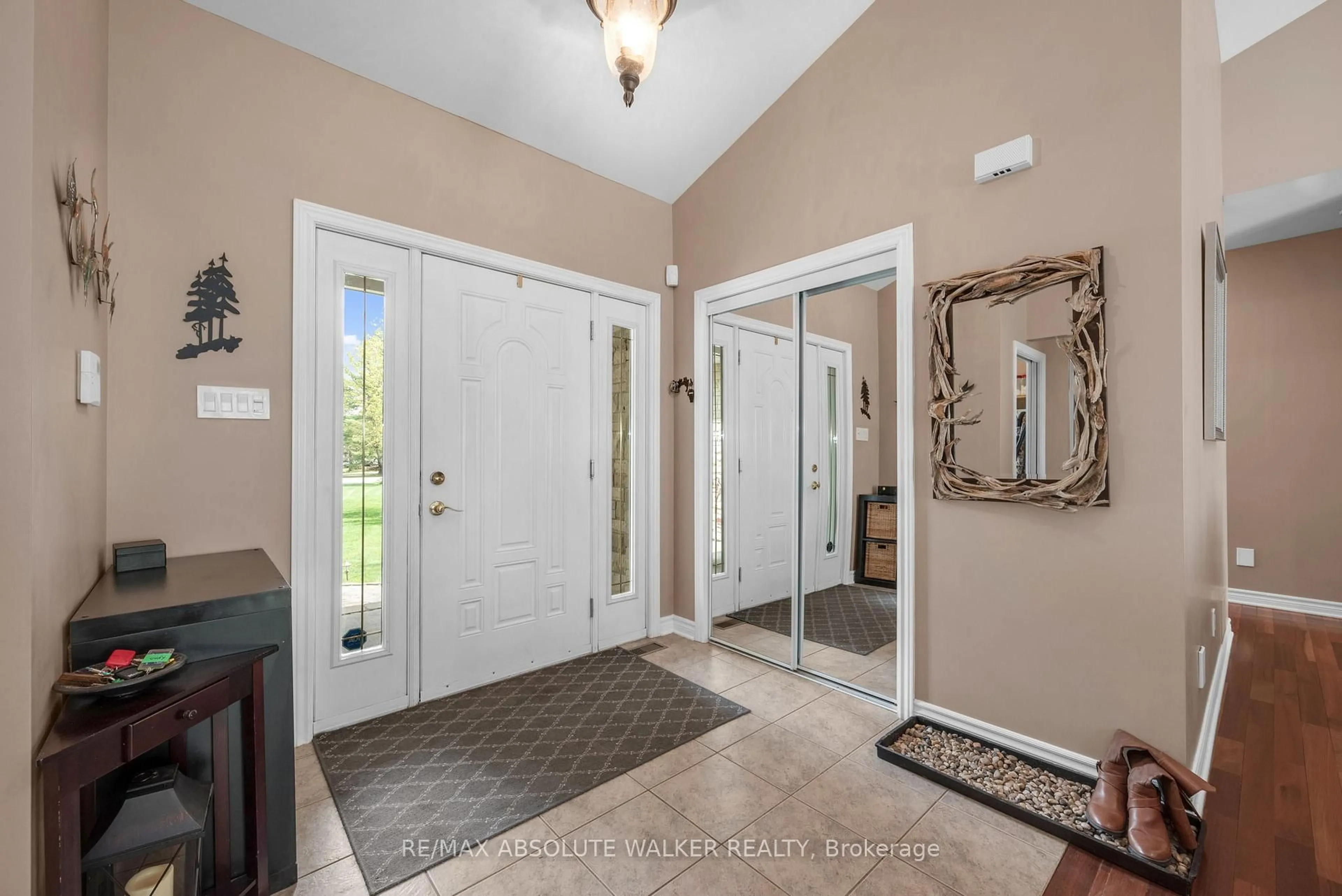 Indoor entryway for 114 Hardwood Dr, Kinburn Ontario K0A 2H0