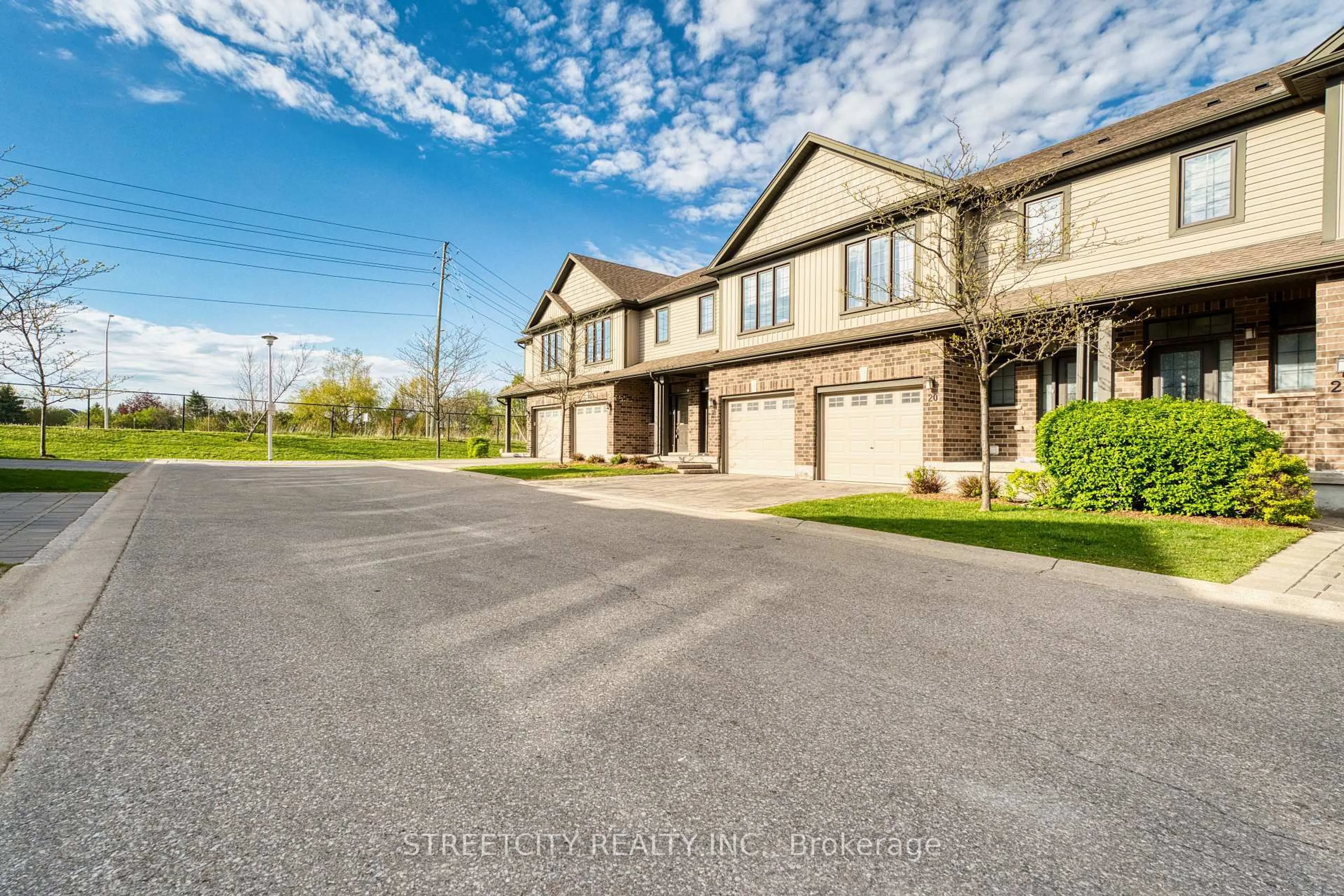 A pic from outside/outdoor area/front of a property/back of a property/a pic from drone, street for 1030 OAKCROSSING Gate #16, London North Ontario N6H 0H1
