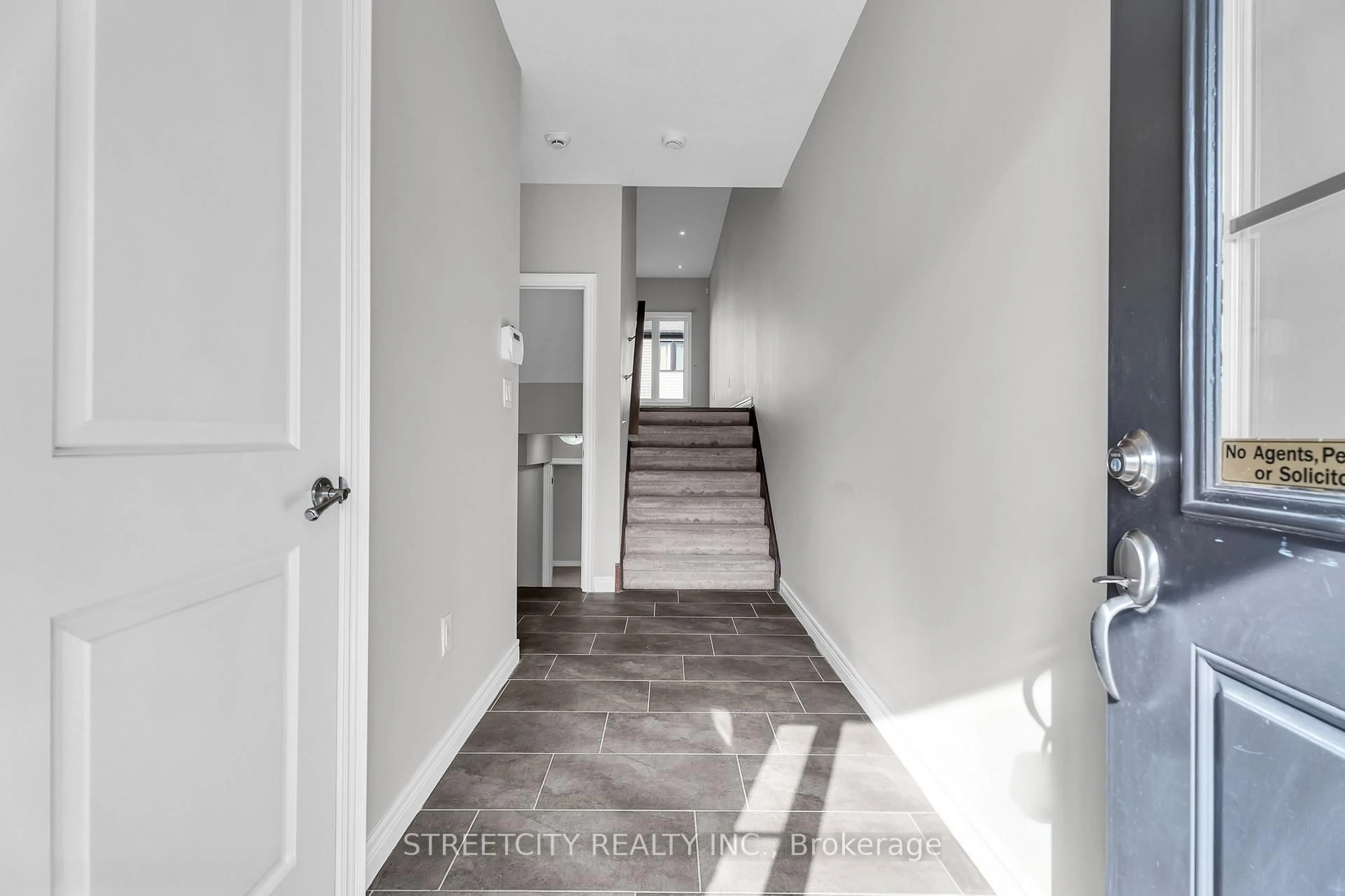 Indoor entryway for 1030 OAKCROSSING Gate #16, London North Ontario N6H 0H1