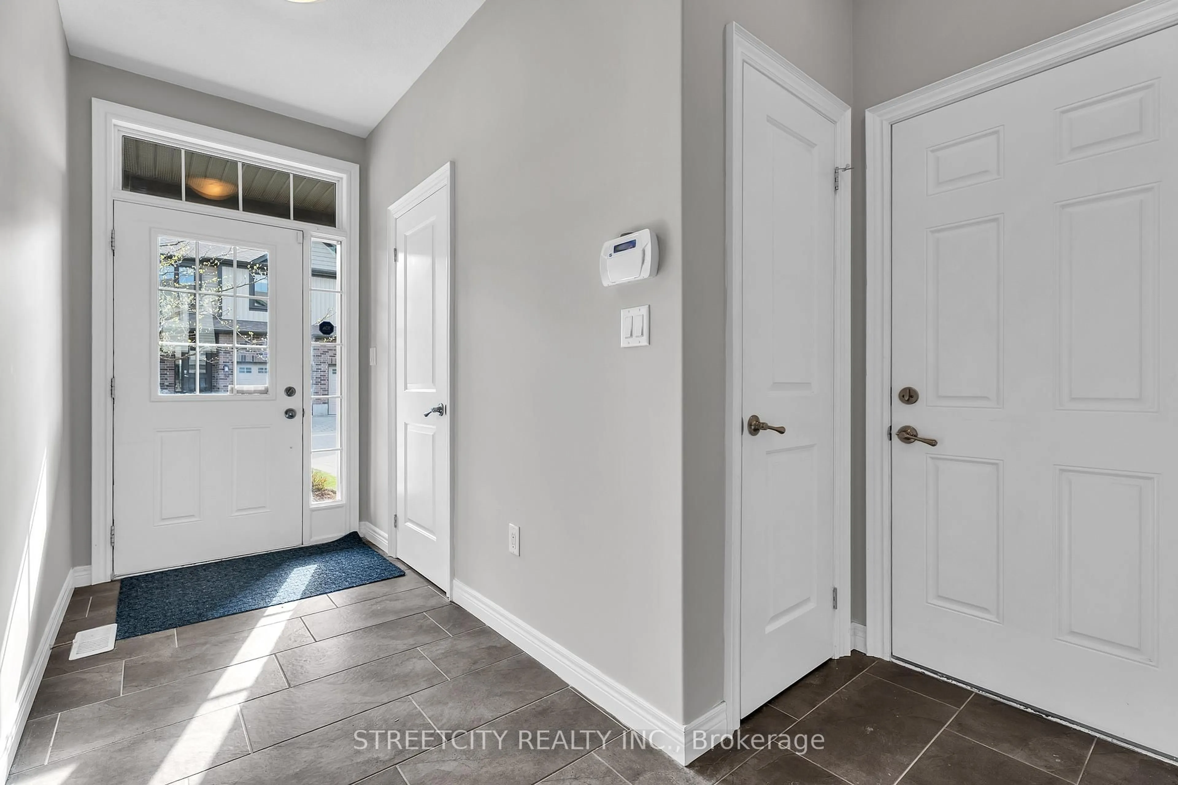 Indoor entryway for 1030 OAKCROSSING Gate #16, London North Ontario N6H 0H1