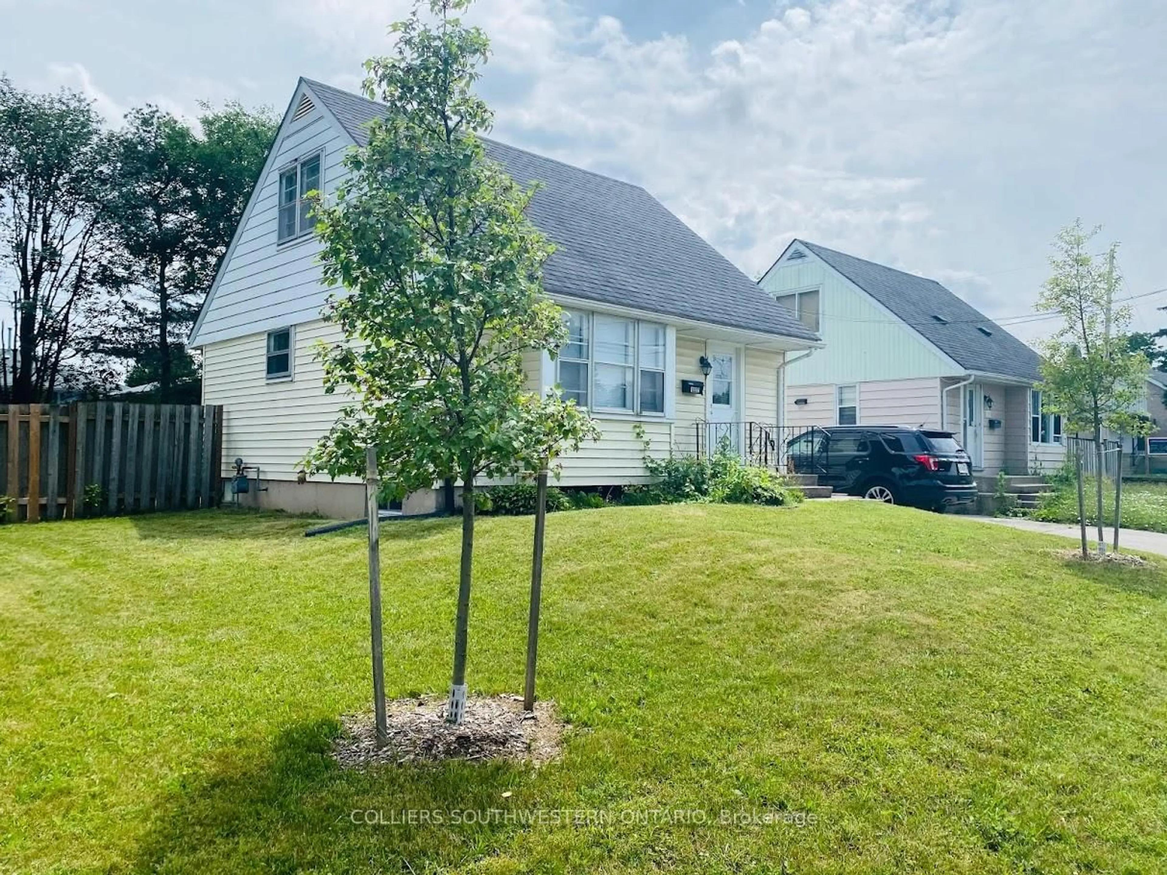 A pic from outside/outdoor area/front of a property/back of a property/a pic from drone, unknown for 1237 Landor St, London East Ontario N5Y 3W2