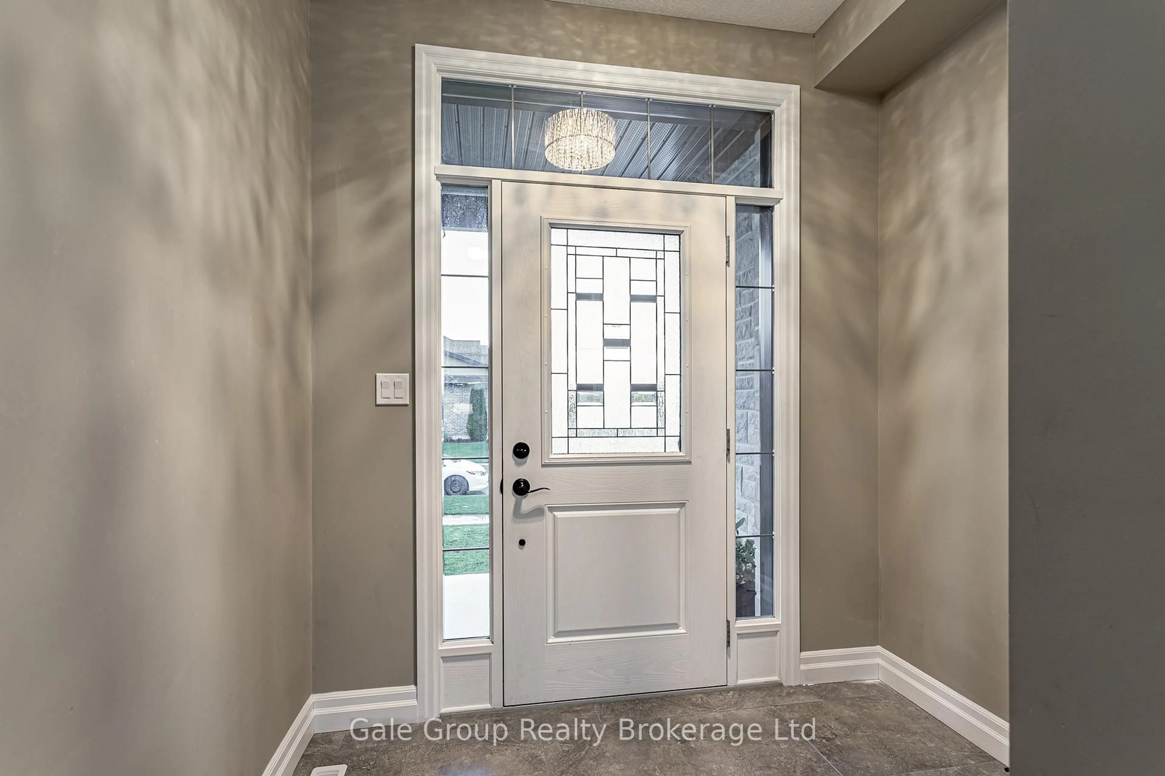 Indoor entryway for 1124 Alberni Rd, Woodstock Ontario N4T 0H8