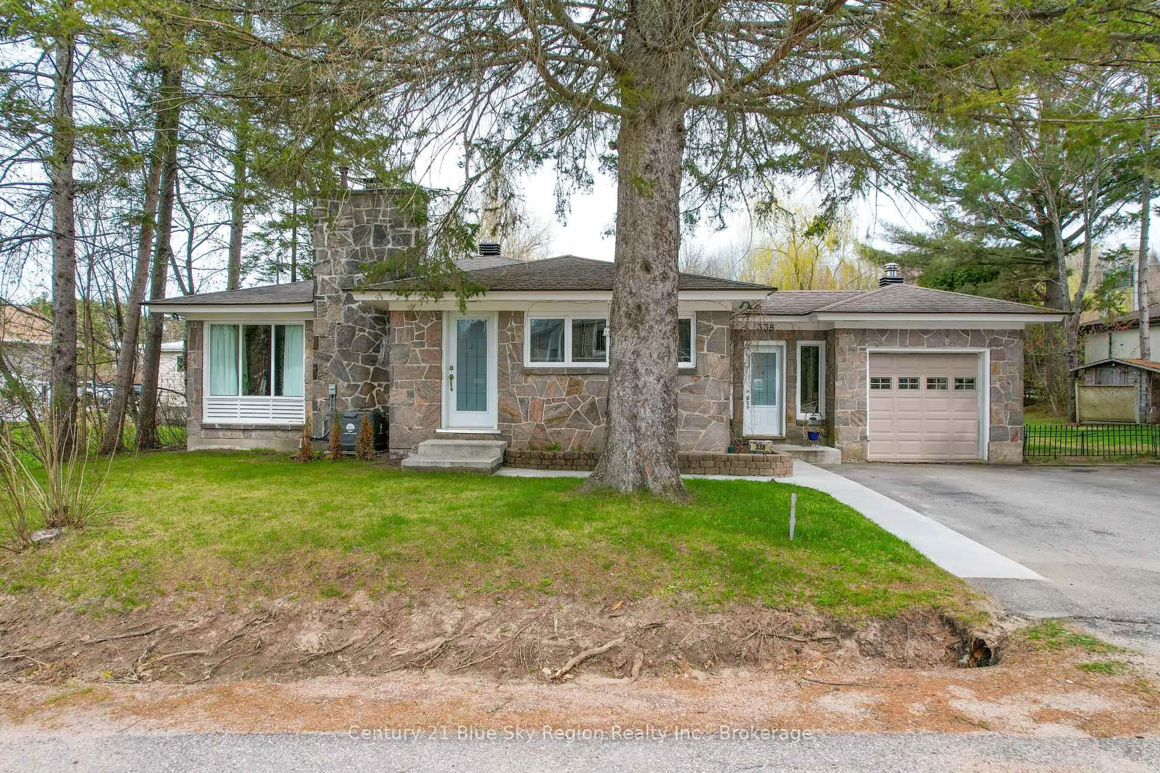Home with brick exterior material, street for 338 Edward St, Powassan Ontario P0H 1Z0