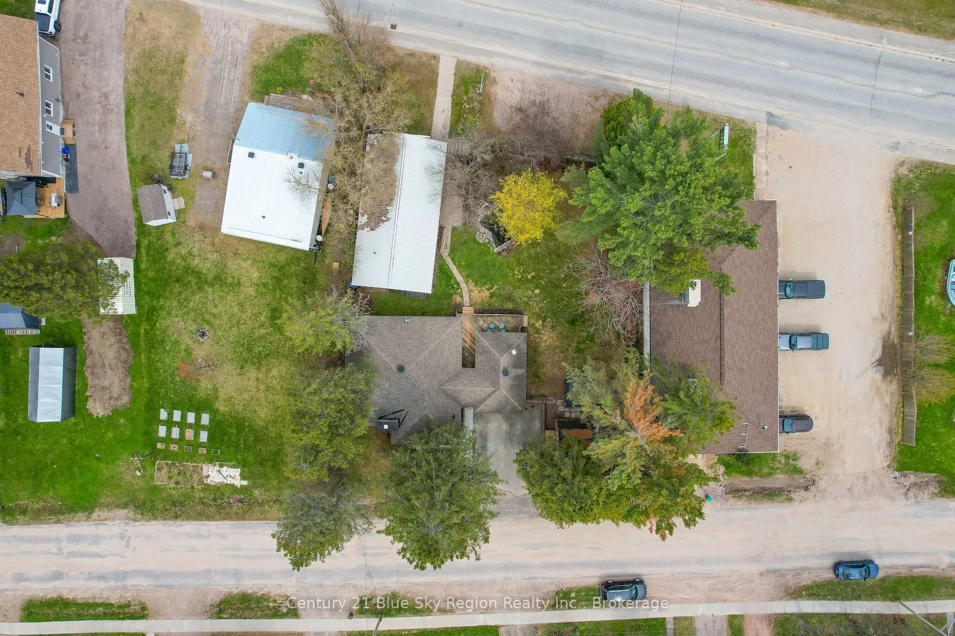 A pic from outside/outdoor area/front of a property/back of a property/a pic from drone, street for 338 Edward St, Powassan Ontario P0H 1Z0