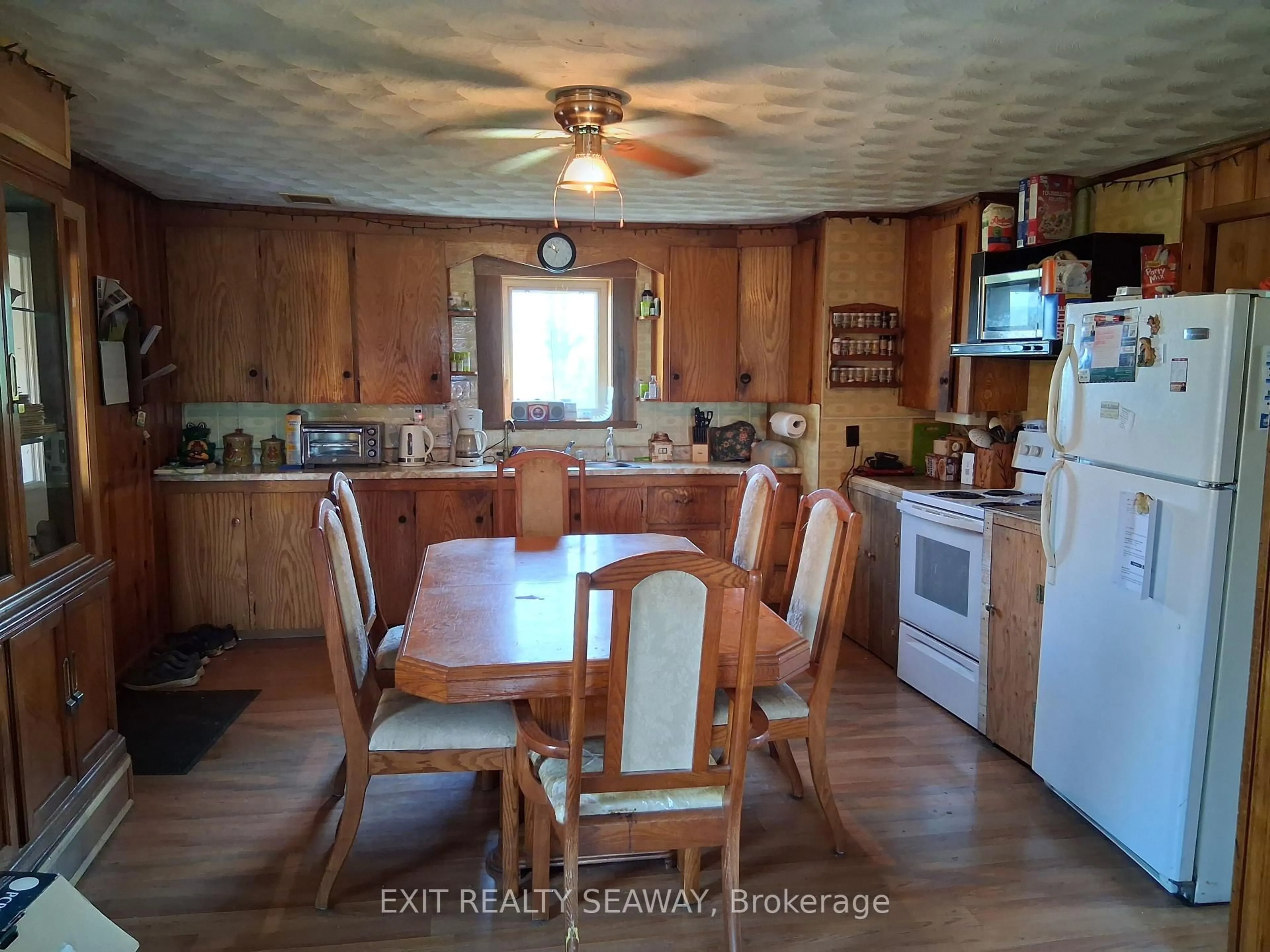 Open concept kitchen, wood/laminate floor for 4725 12th Rd, South Stormont Ontario K0C 1R0