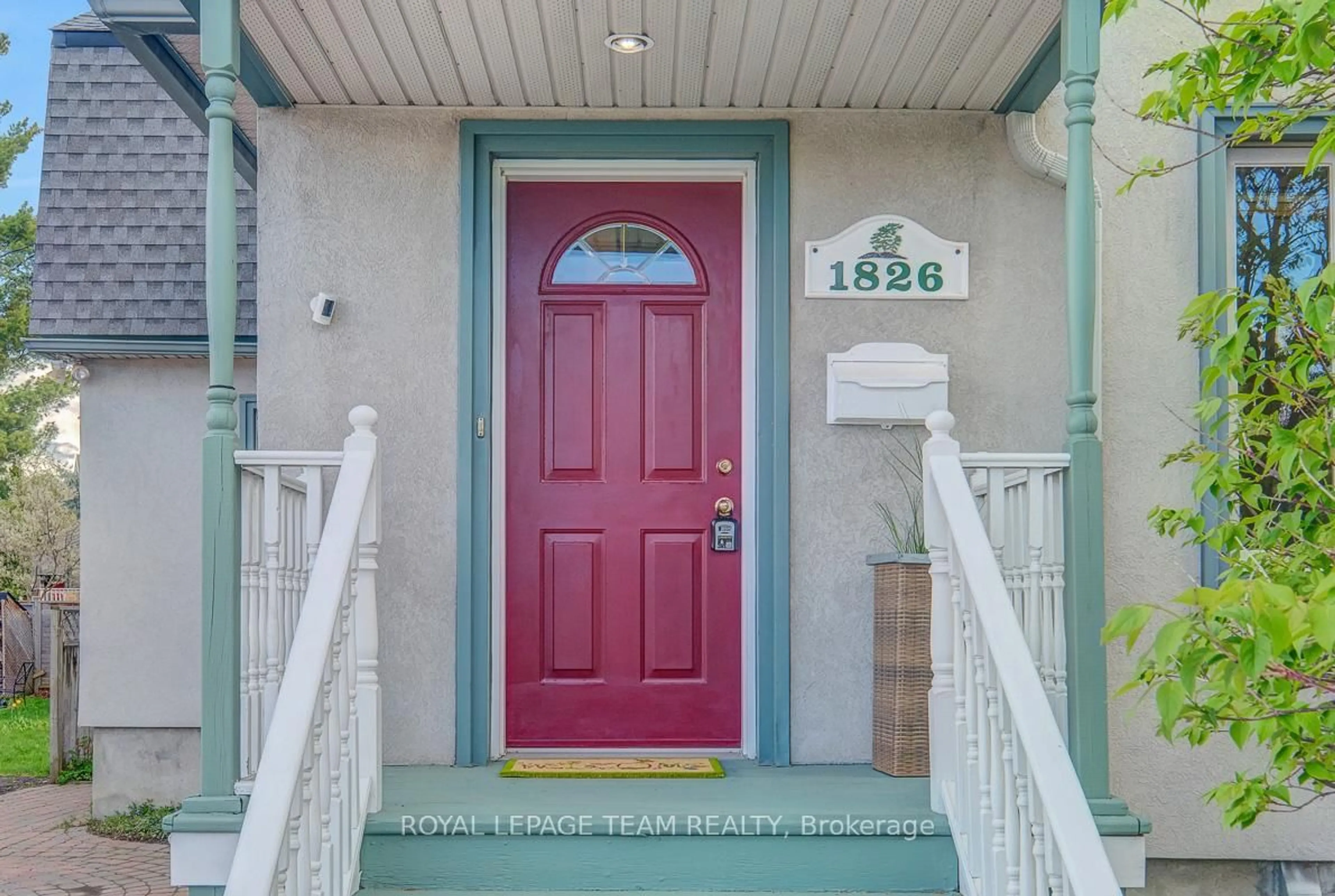 Indoor entryway for 1826 Scott St, Ottawa Ontario K1Y 2N8