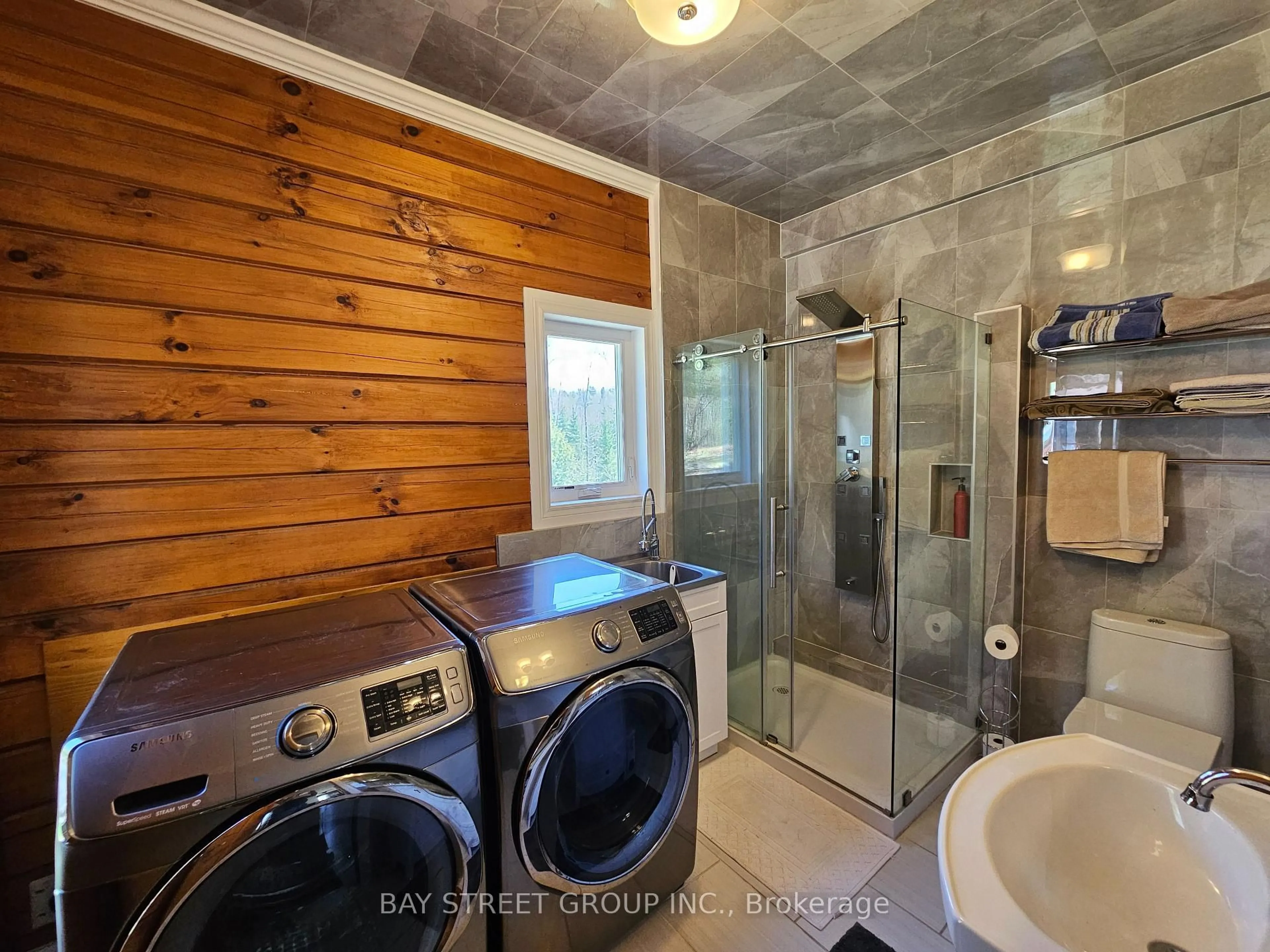 Laundry room for 1032 Spring Lake Rd, Bracebridge Ontario P1L 1X1
