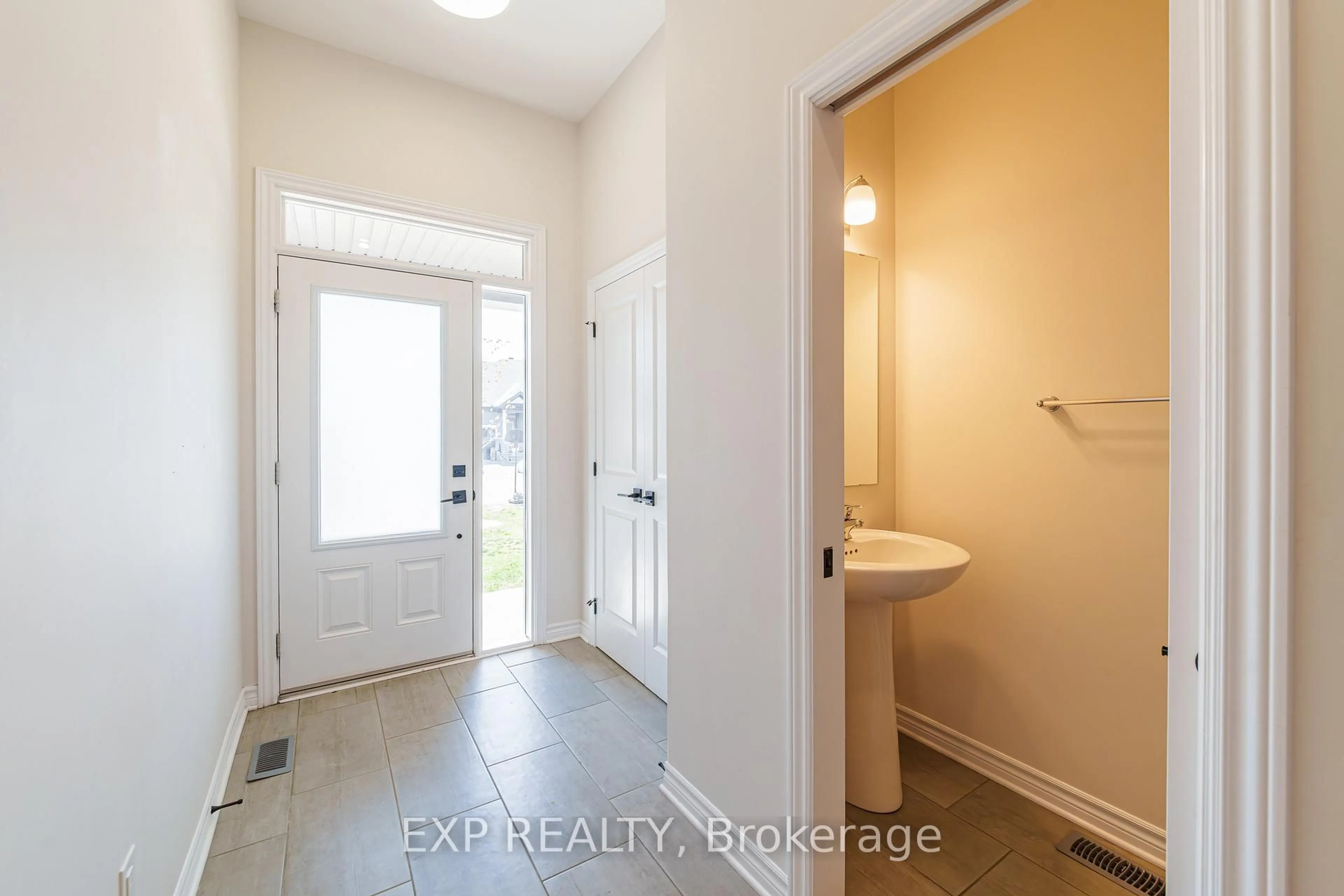 Indoor entryway for 120 Patchell Pl, North Grenville Ontario K0G 1J0