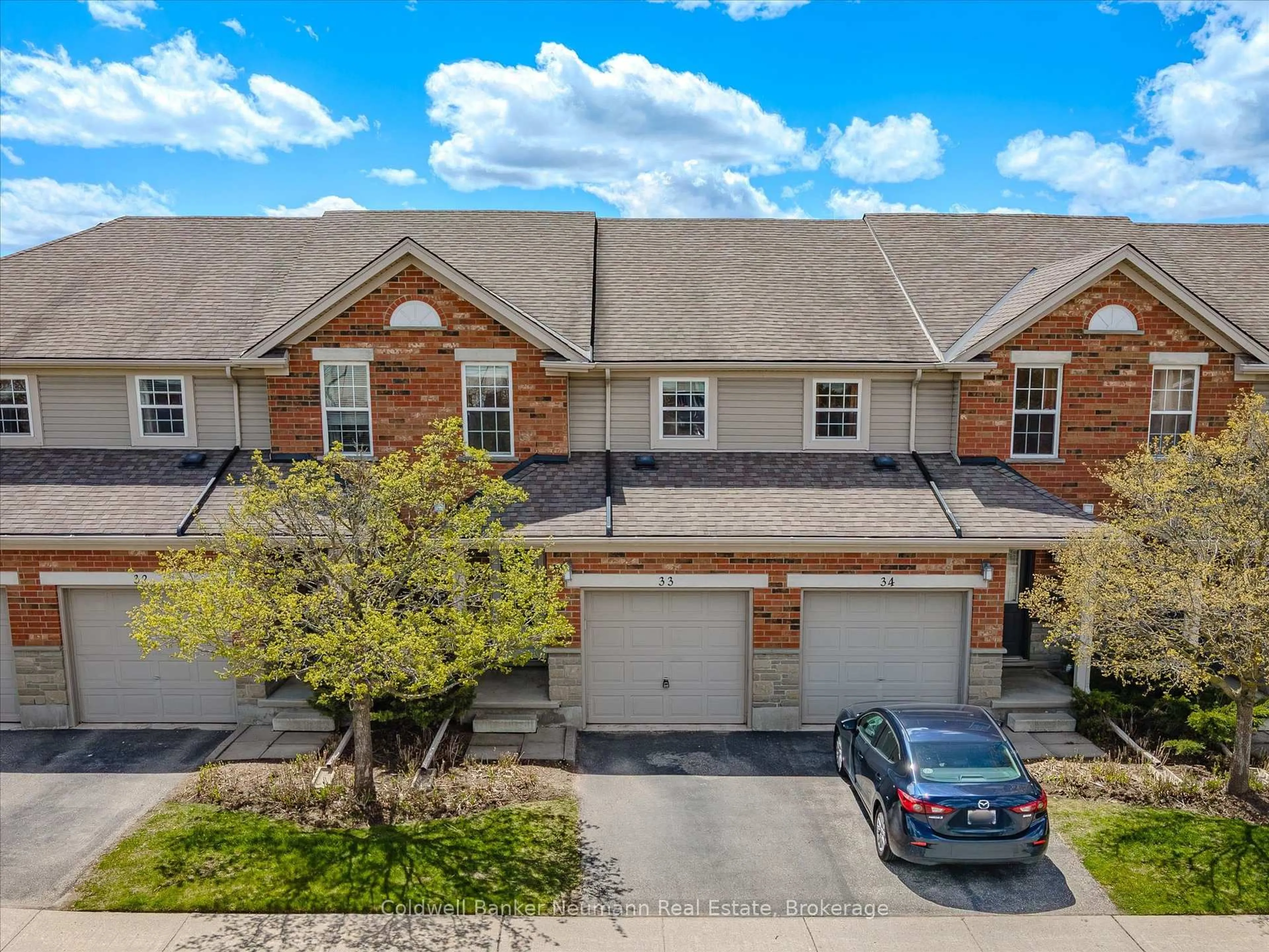 A pic from outside/outdoor area/front of a property/back of a property/a pic from drone, street for 124 Gosling Gdns #33, Guelph Ontario N1G 5K6