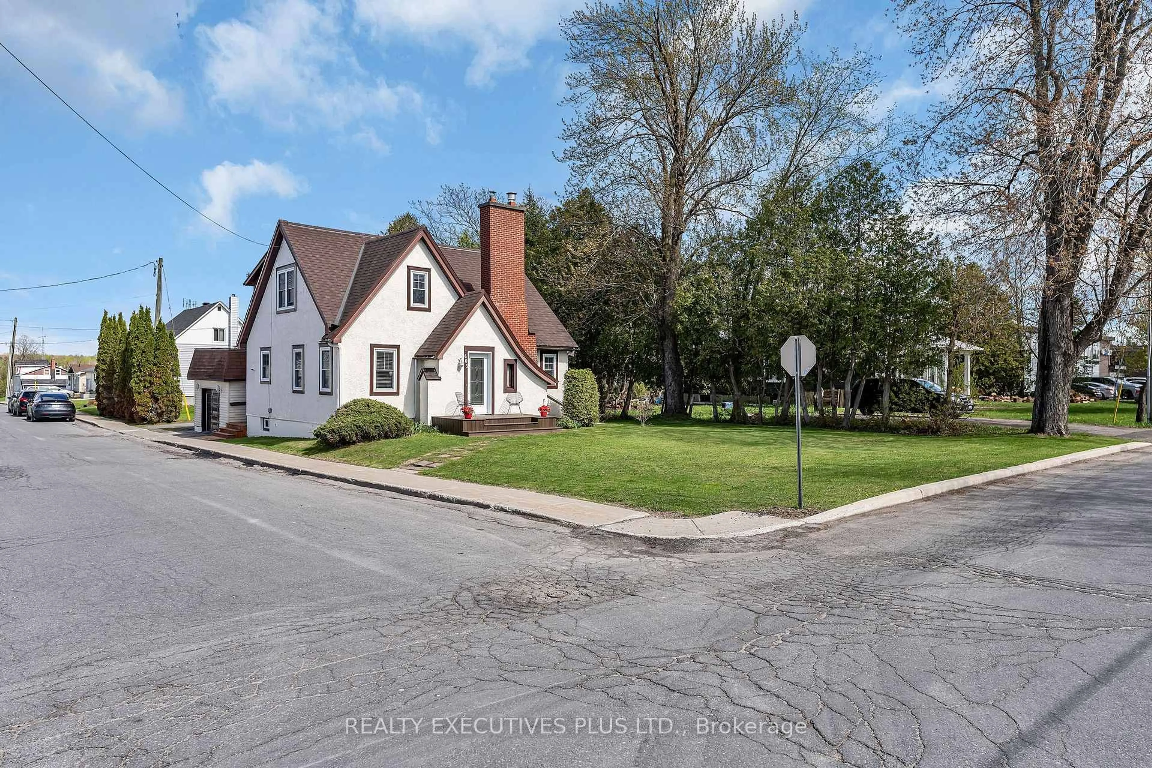 A pic from outside/outdoor area/front of a property/back of a property/a pic from drone, street for 605 Water St, Alfred and Plantagenet Ontario K0B 1L0