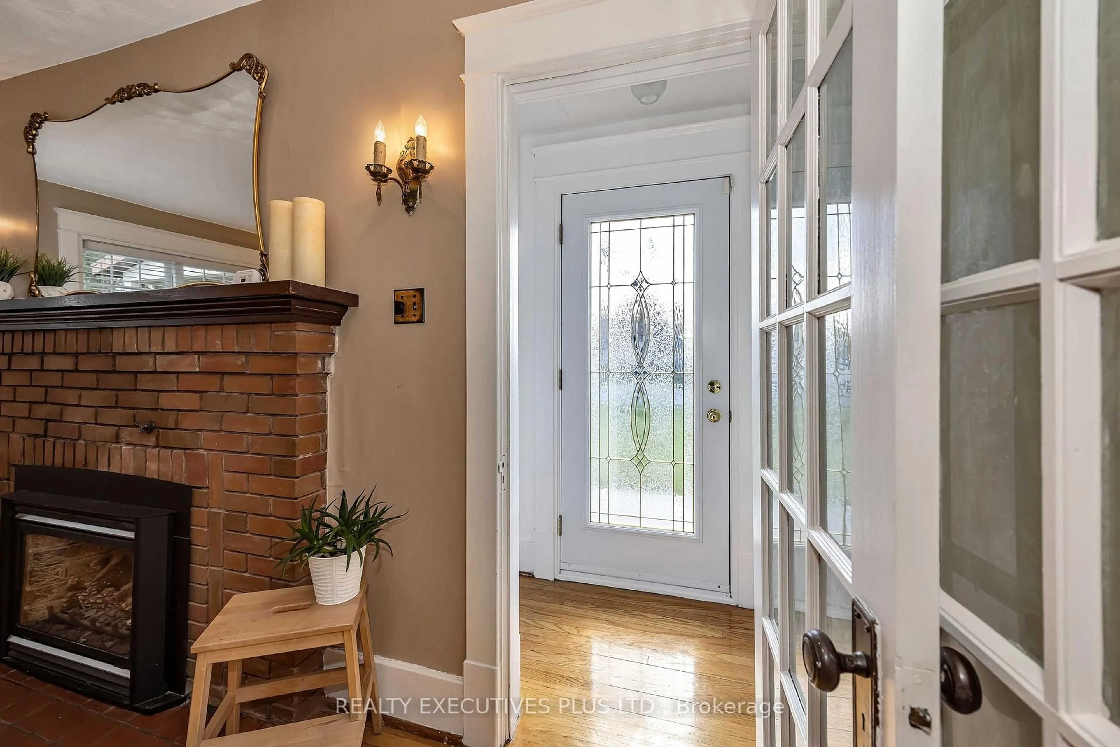 Indoor entryway for 605 Water St, Alfred and Plantagenet Ontario K0B 1L0