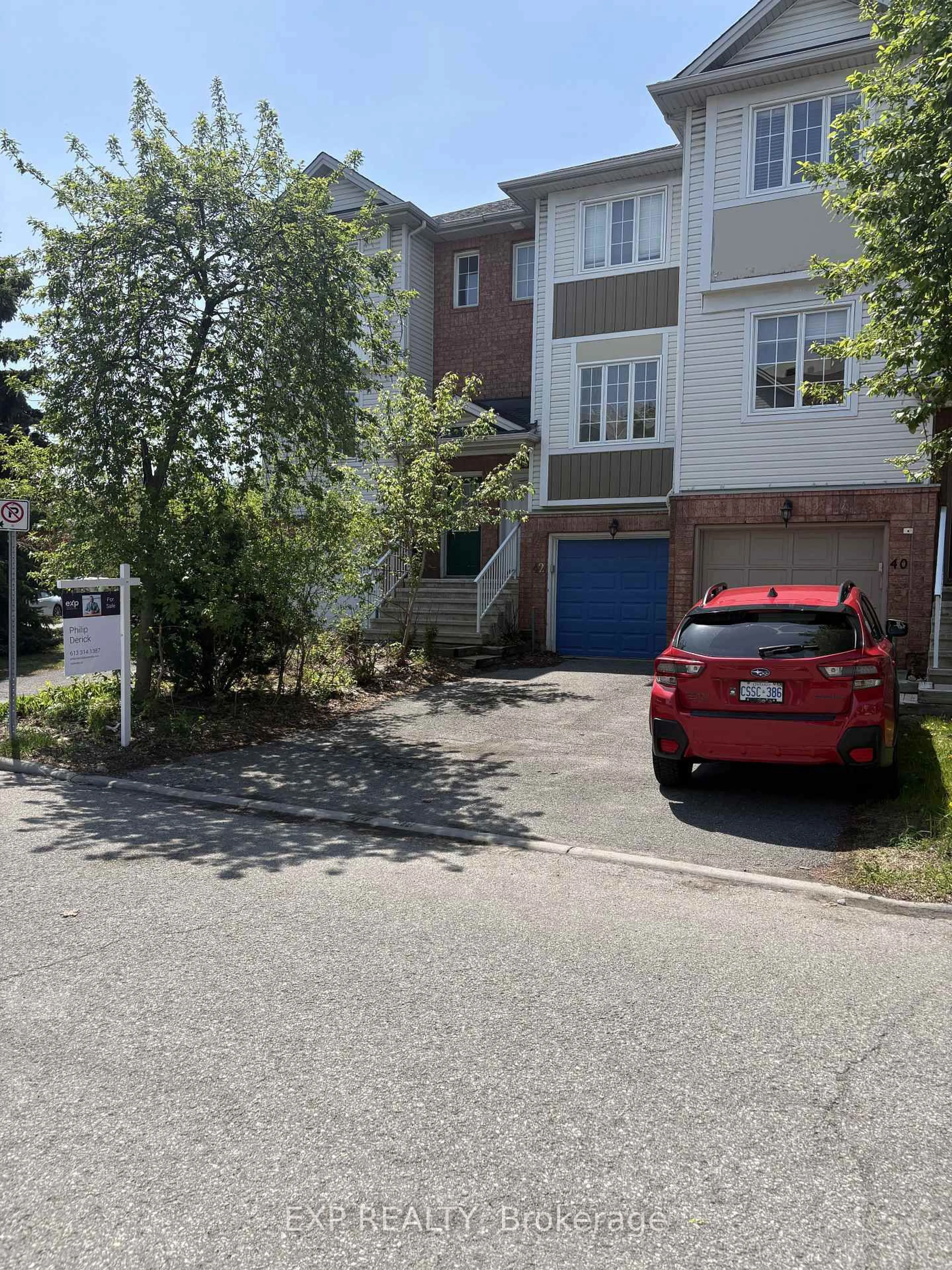A pic from outside/outdoor area/front of a property/back of a property/a pic from drone, street for 42 Manhattan Cres, Ottawa Ontario K2C 4B5