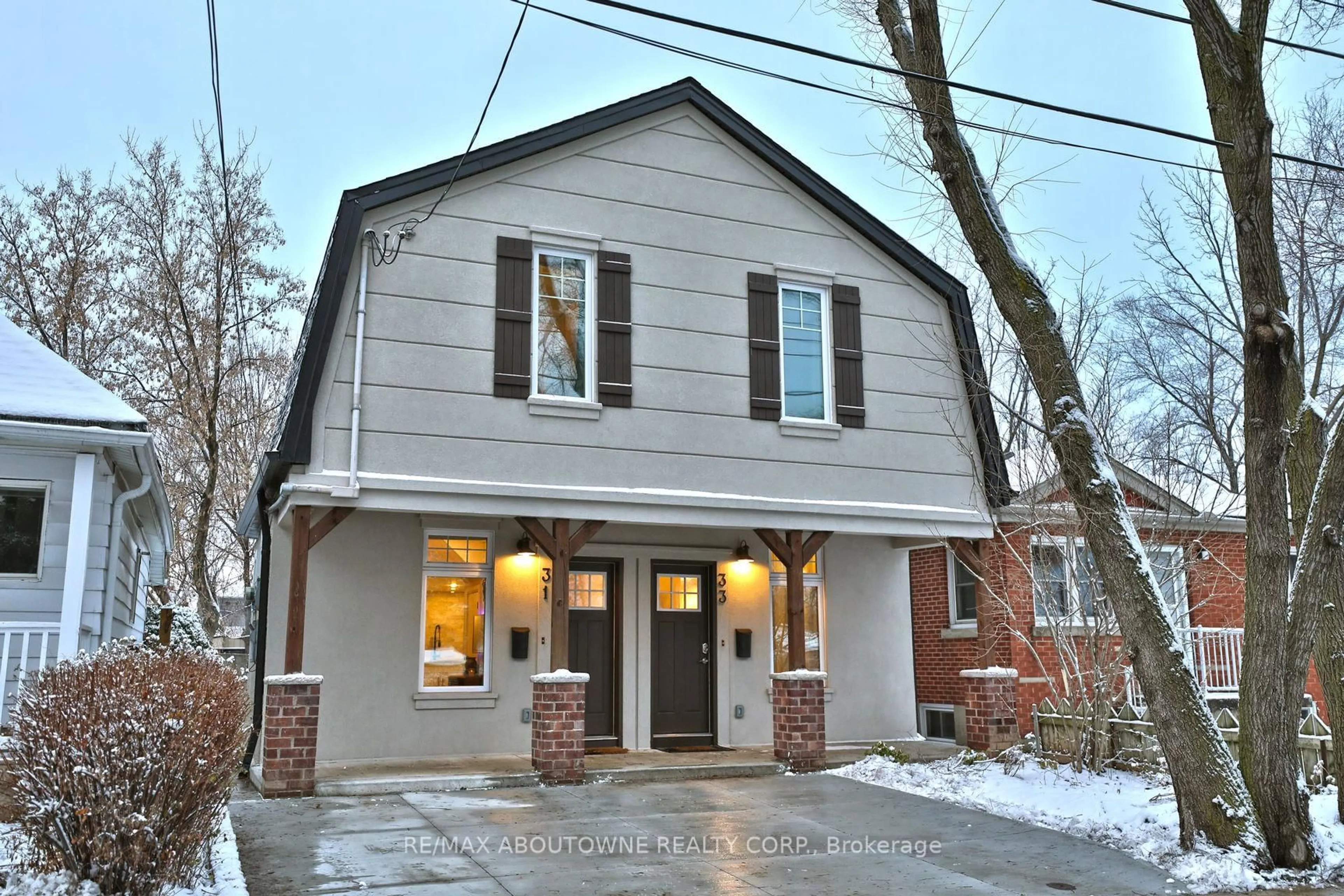 Home with brick exterior material, street for 31-33 HAWTHORNE Ave, Hamilton Ontario L8P 4P7