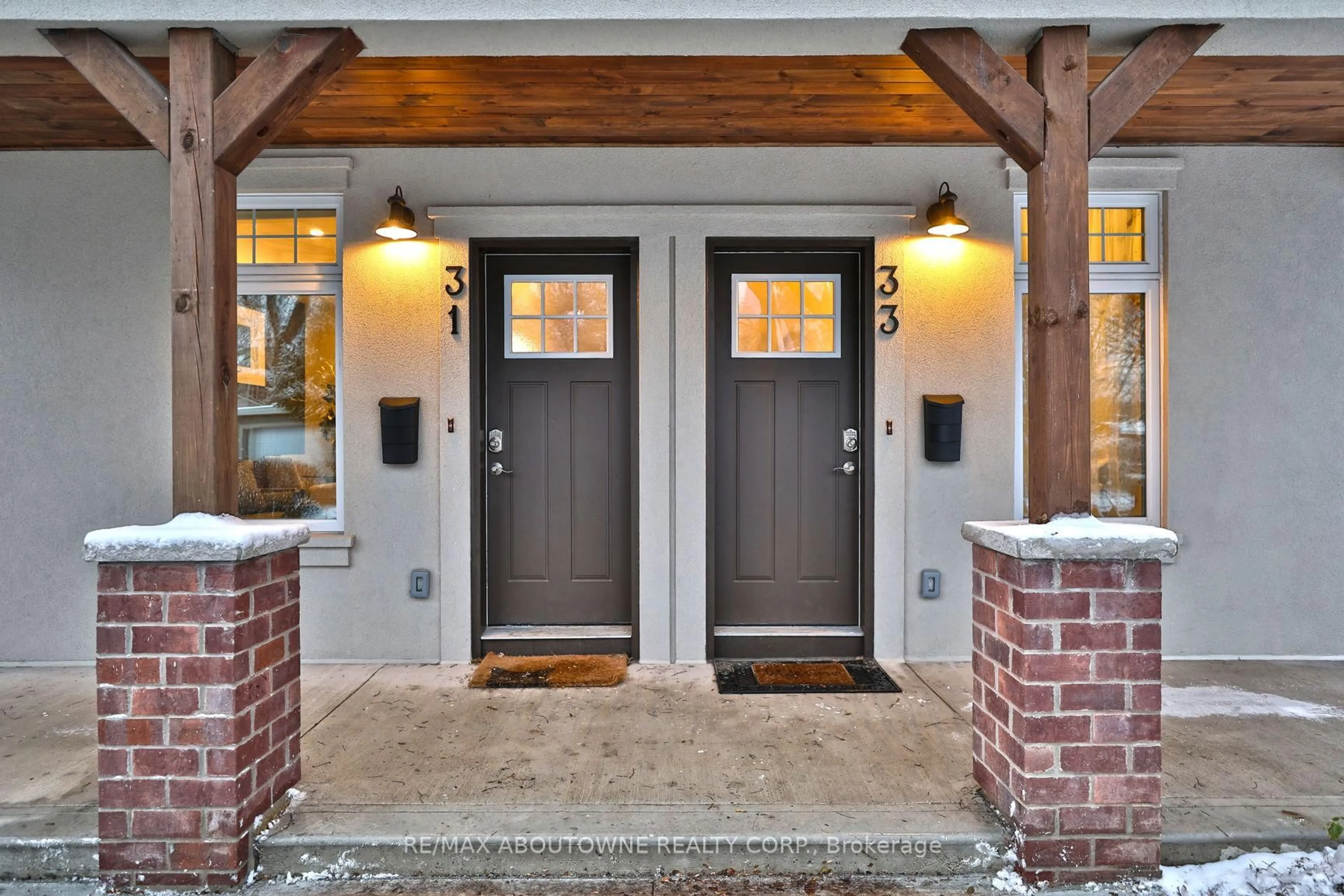 Indoor entryway for 31-33 HAWTHORNE Ave, Hamilton Ontario L8P 4P7