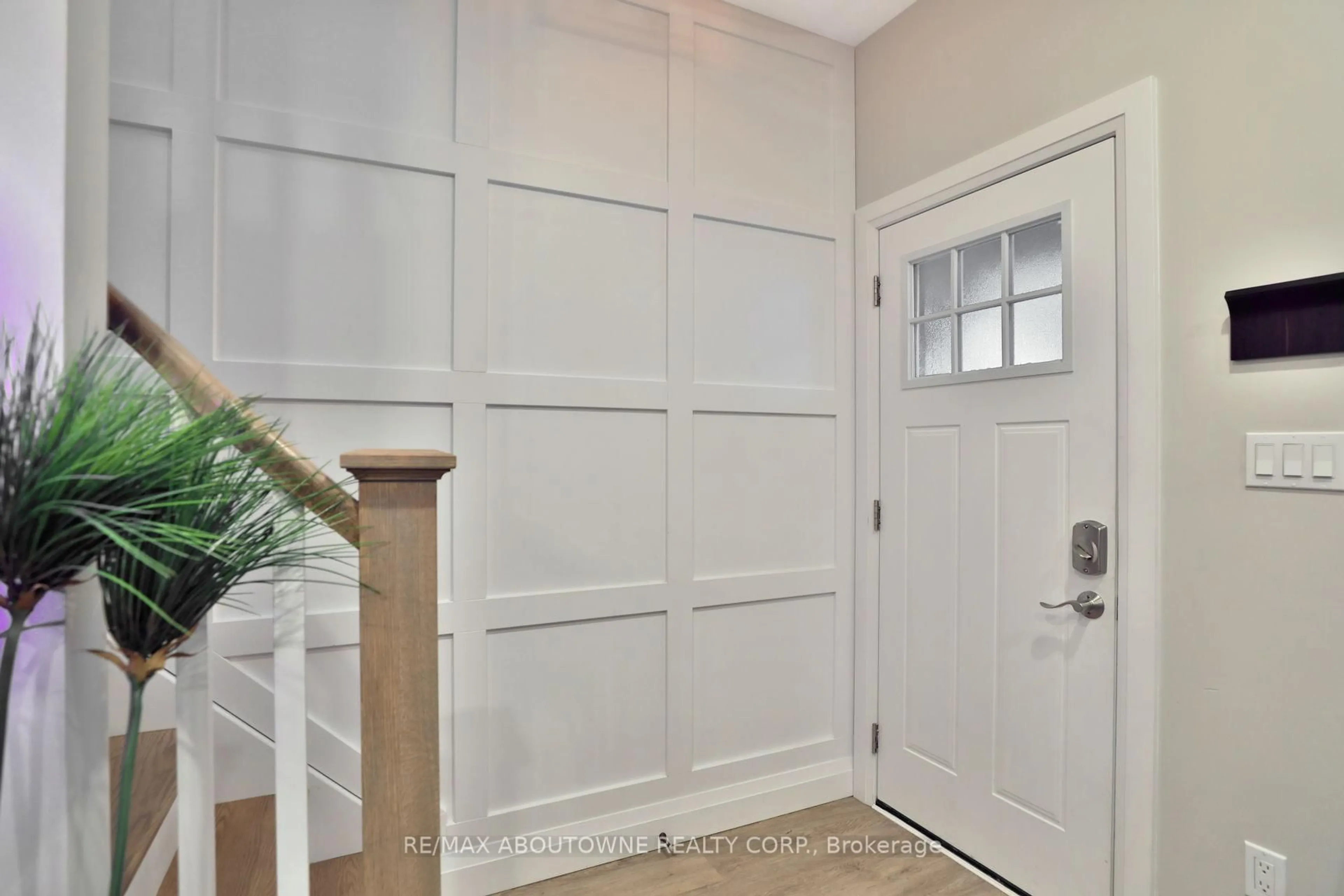 Indoor entryway for 31-33 HAWTHORNE Ave, Hamilton Ontario L8P 4P7