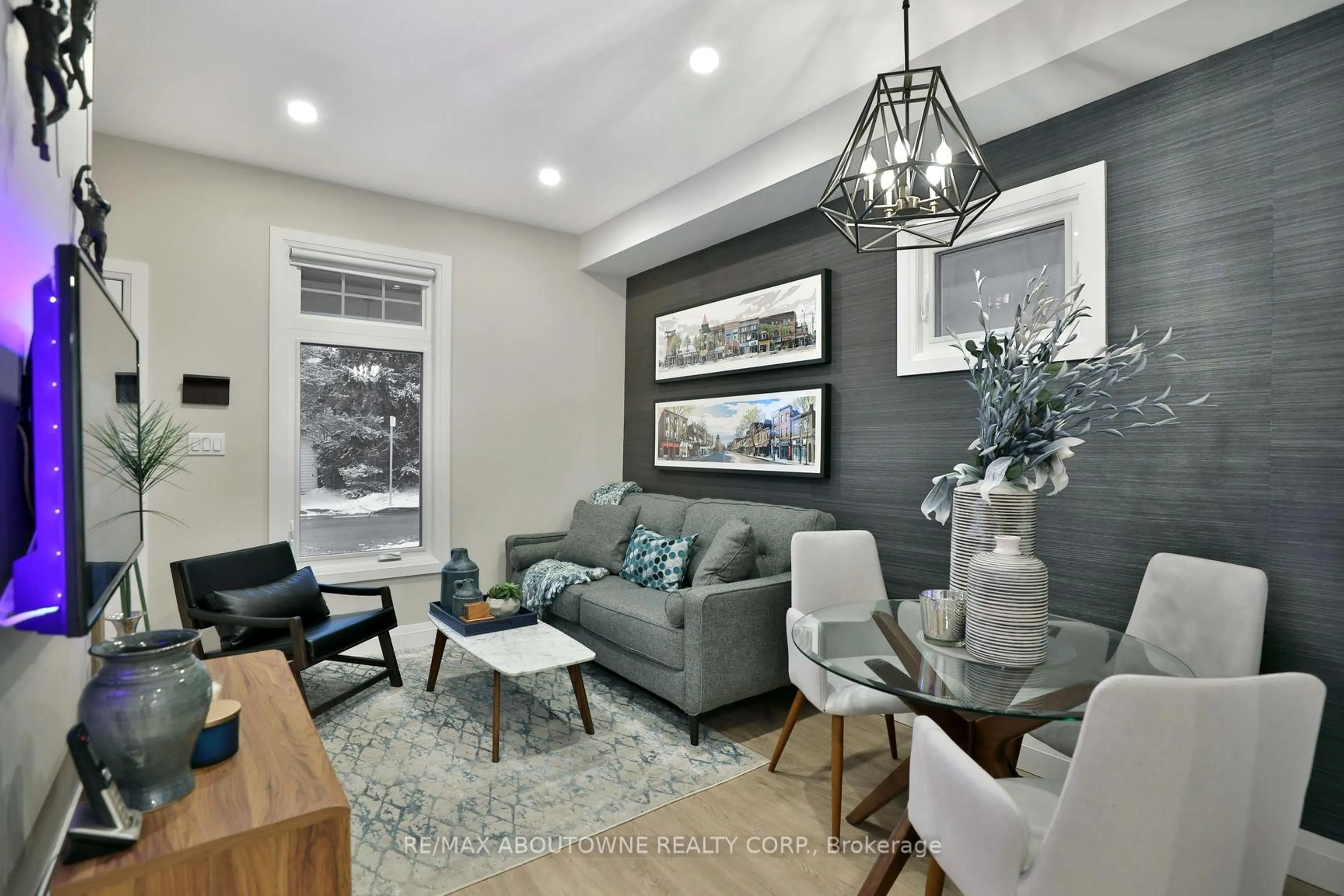 Living room with furniture, unknown for 31-33 HAWTHORNE Ave, Hamilton Ontario L8P 4P7