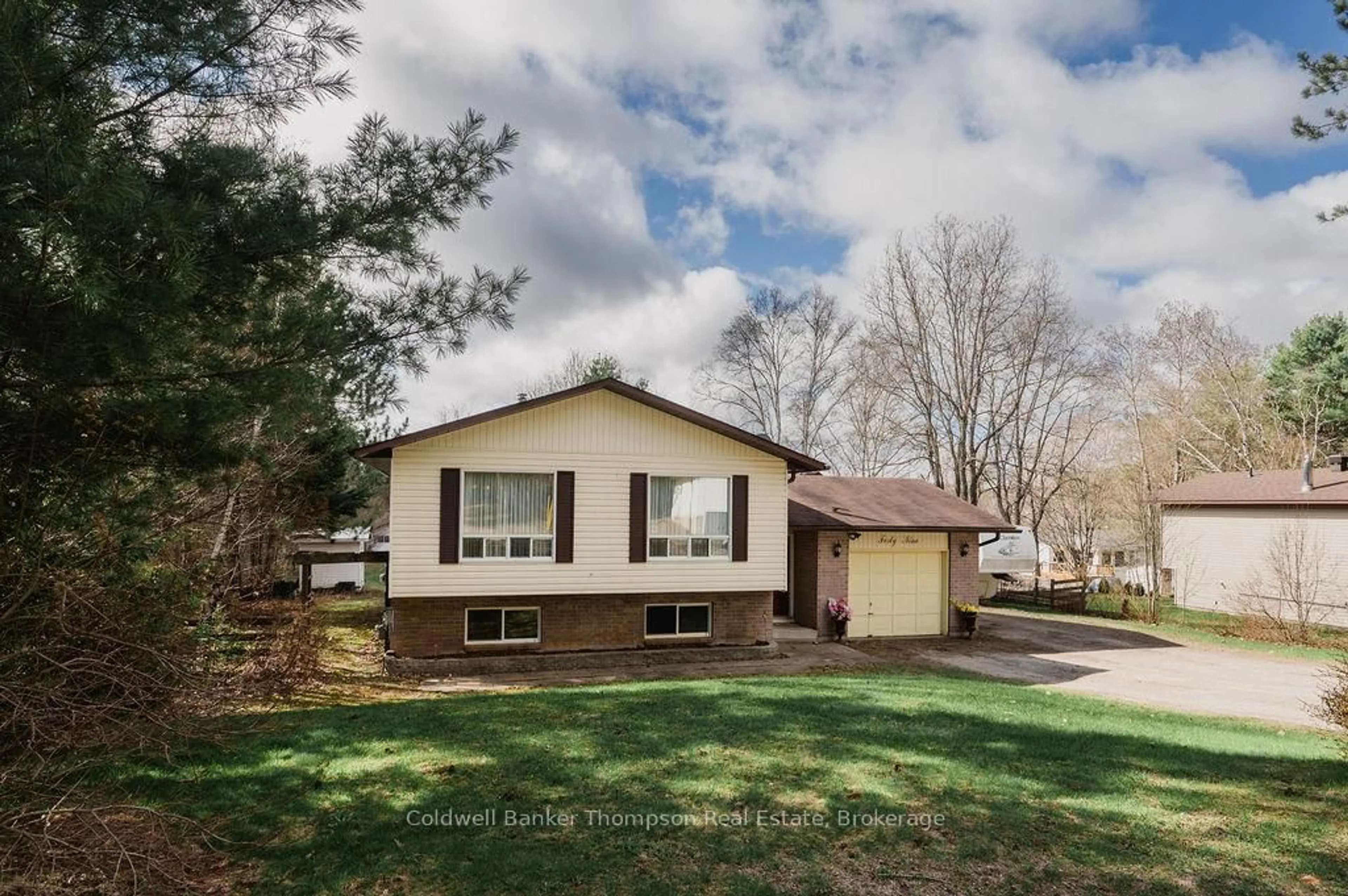 Home with vinyl exterior material, street for 49 High St, Sundridge Ontario P0A 1Z0