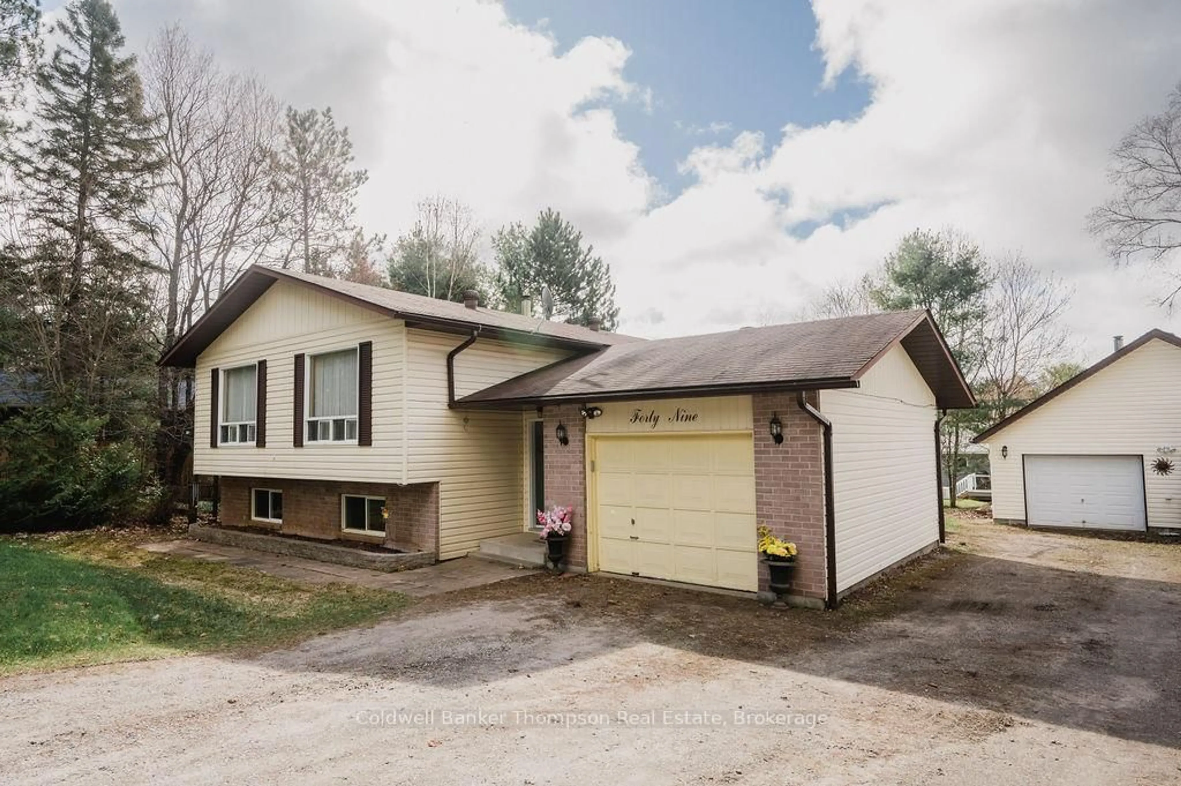 Home with vinyl exterior material, street for 49 High St, Sundridge Ontario P0A 1Z0