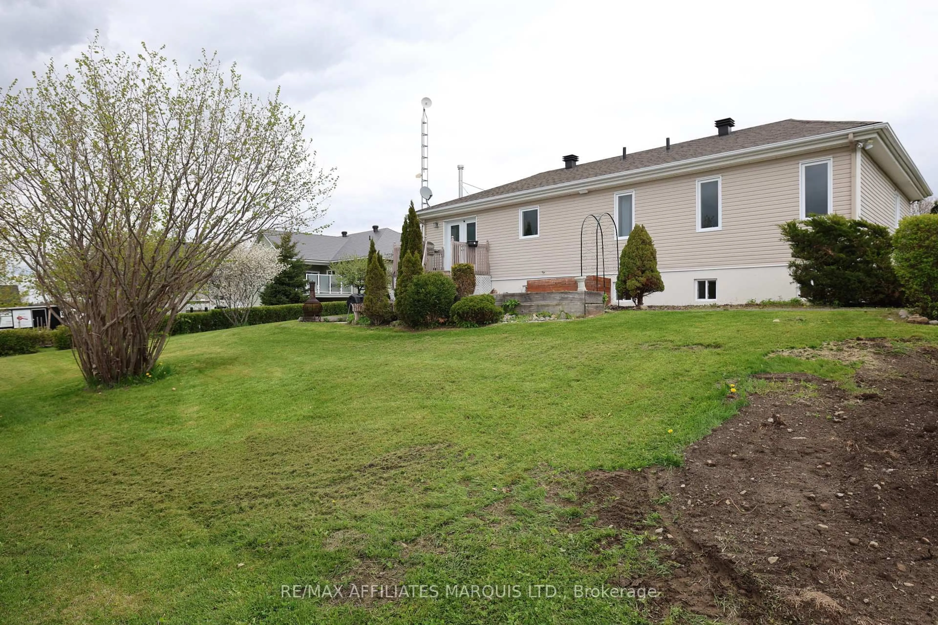 A pic from outside/outdoor area/front of a property/back of a property/a pic from drone, unknown for 2054 Valley St, North Stormont Ontario K0C 1W0
