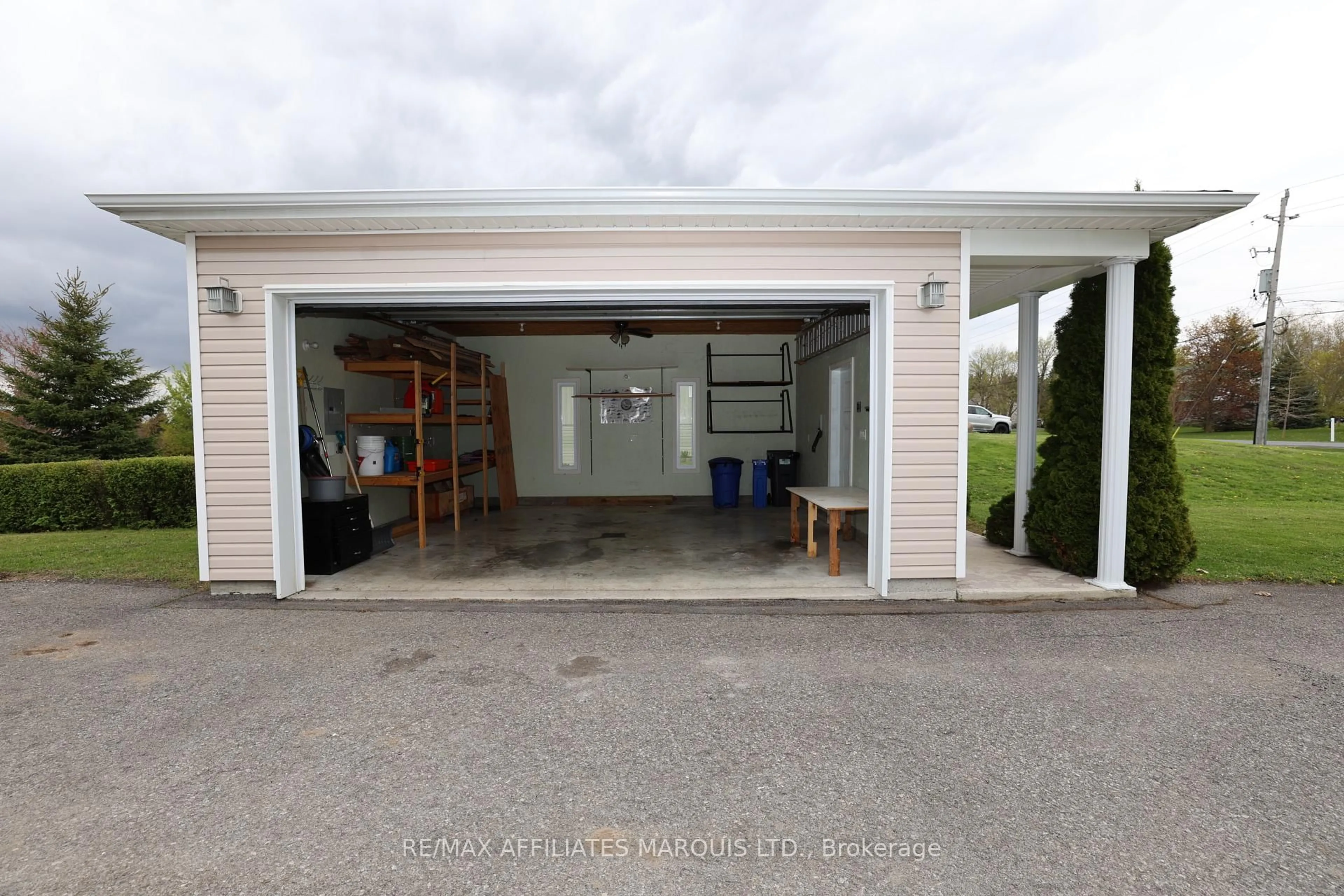Indoor garage for 2054 Valley St, North Stormont Ontario K0C 1W0