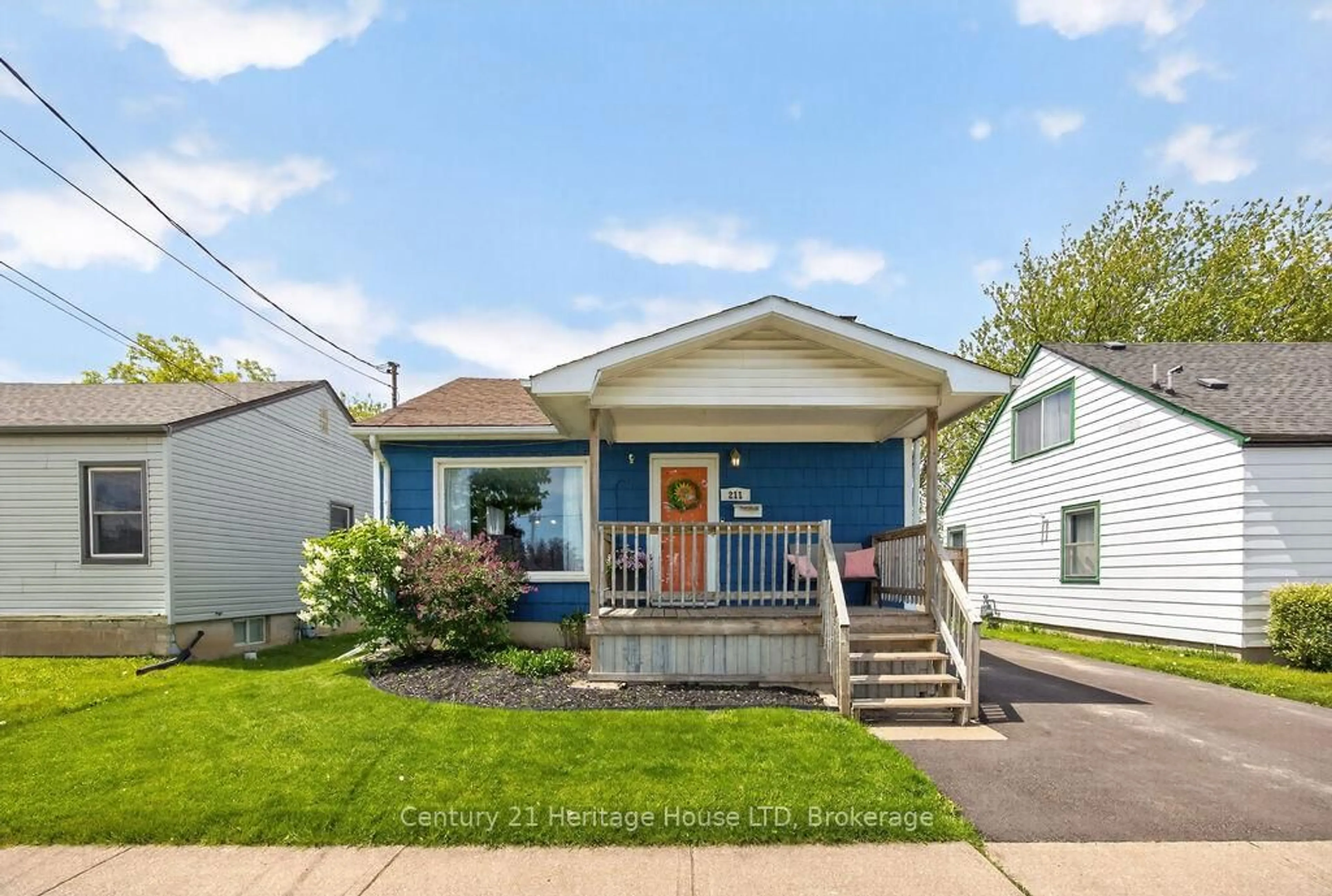 Home with vinyl exterior material, street for 211 Grantham Ave, St. Catharines Ontario L2M 4Z1