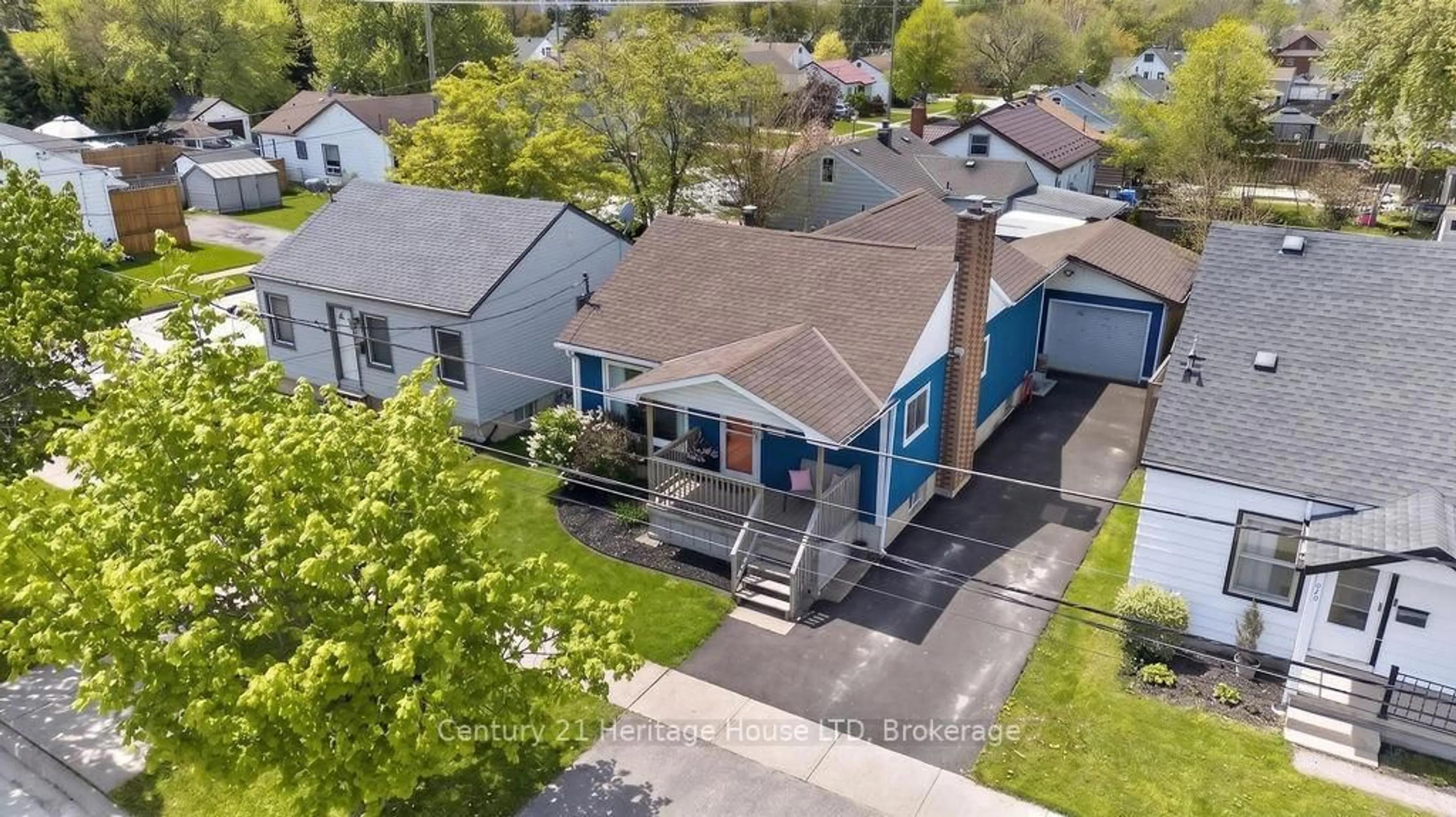 A pic from outside/outdoor area/front of a property/back of a property/a pic from drone, street for 211 Grantham Ave, St. Catharines Ontario L2M 4Z1