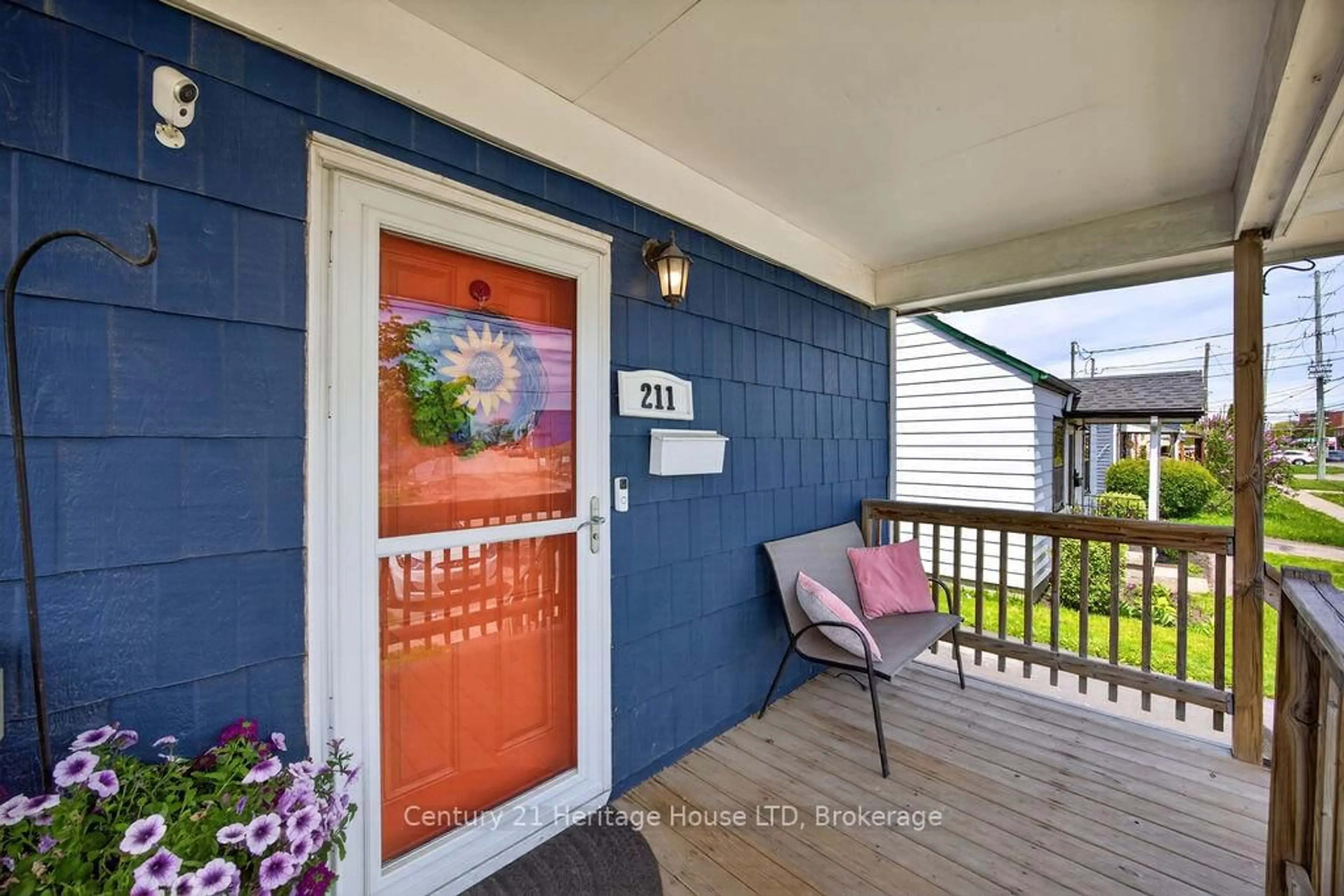Indoor entryway for 211 Grantham Ave, St. Catharines Ontario L2M 4Z1