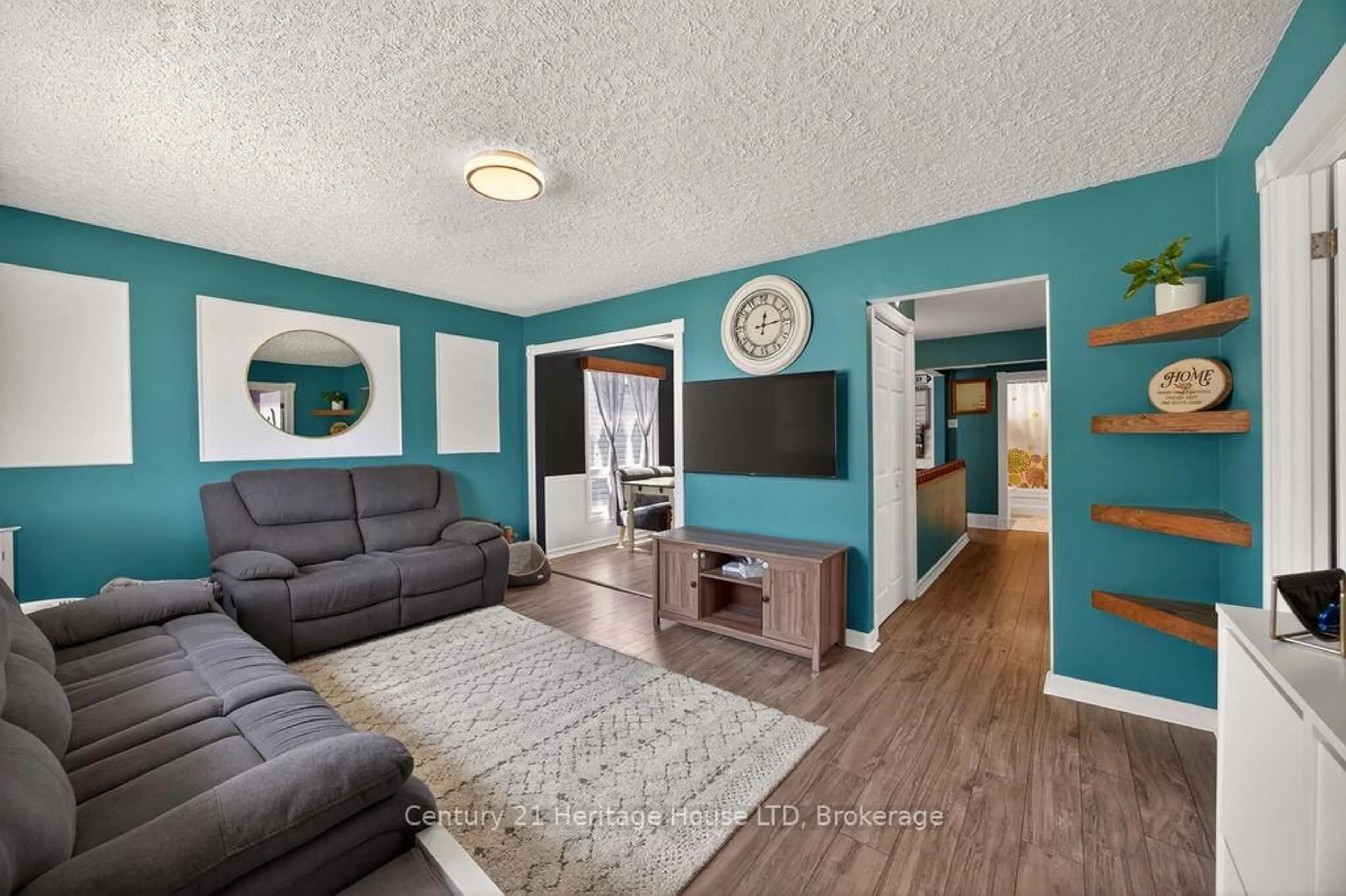 Living room with furniture, unknown for 211 Grantham Ave, St. Catharines Ontario L2M 4Z1